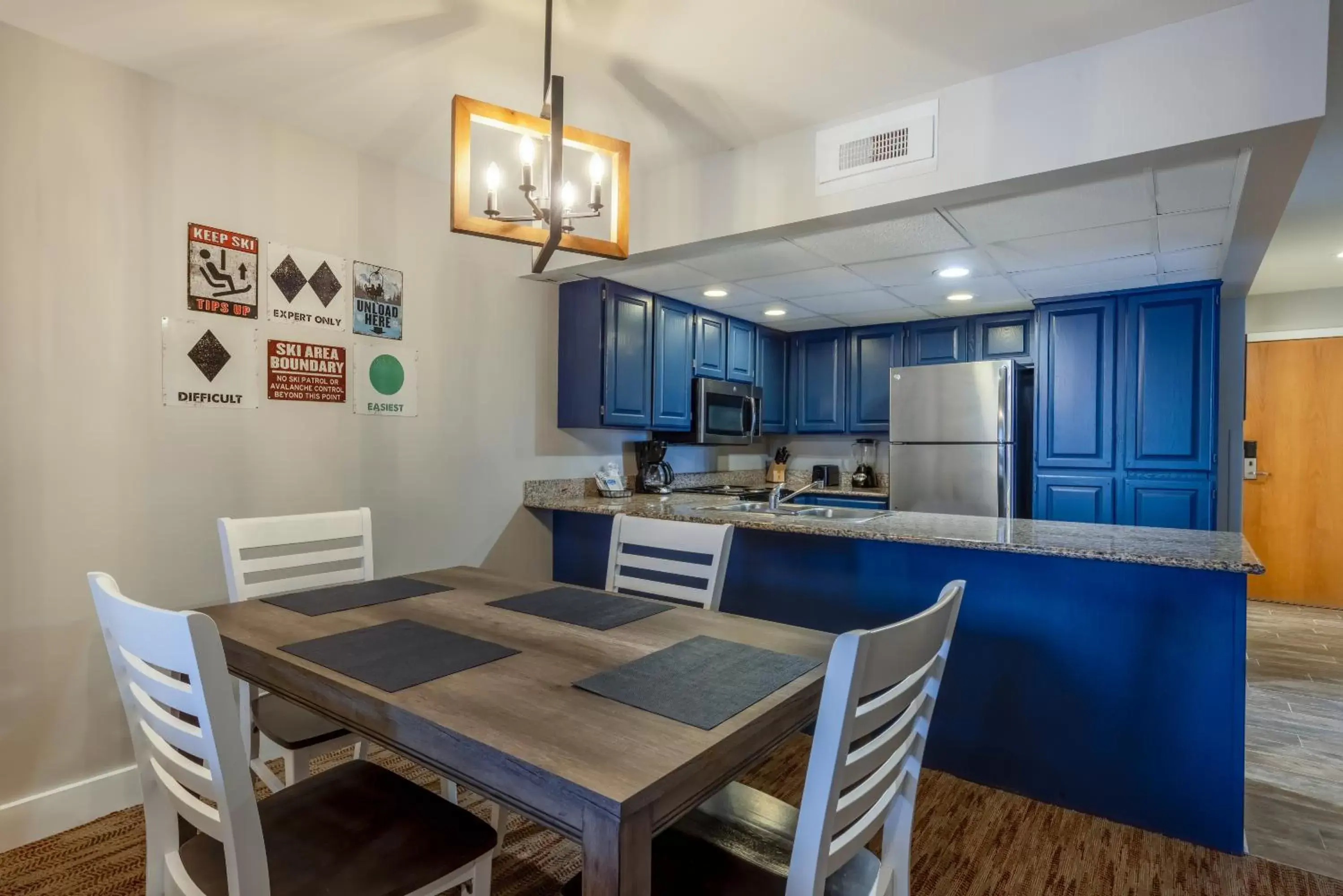 Kitchen or kitchenette, Dining Area in Park Plaza Resort Park City, a Ramada by Wyndham