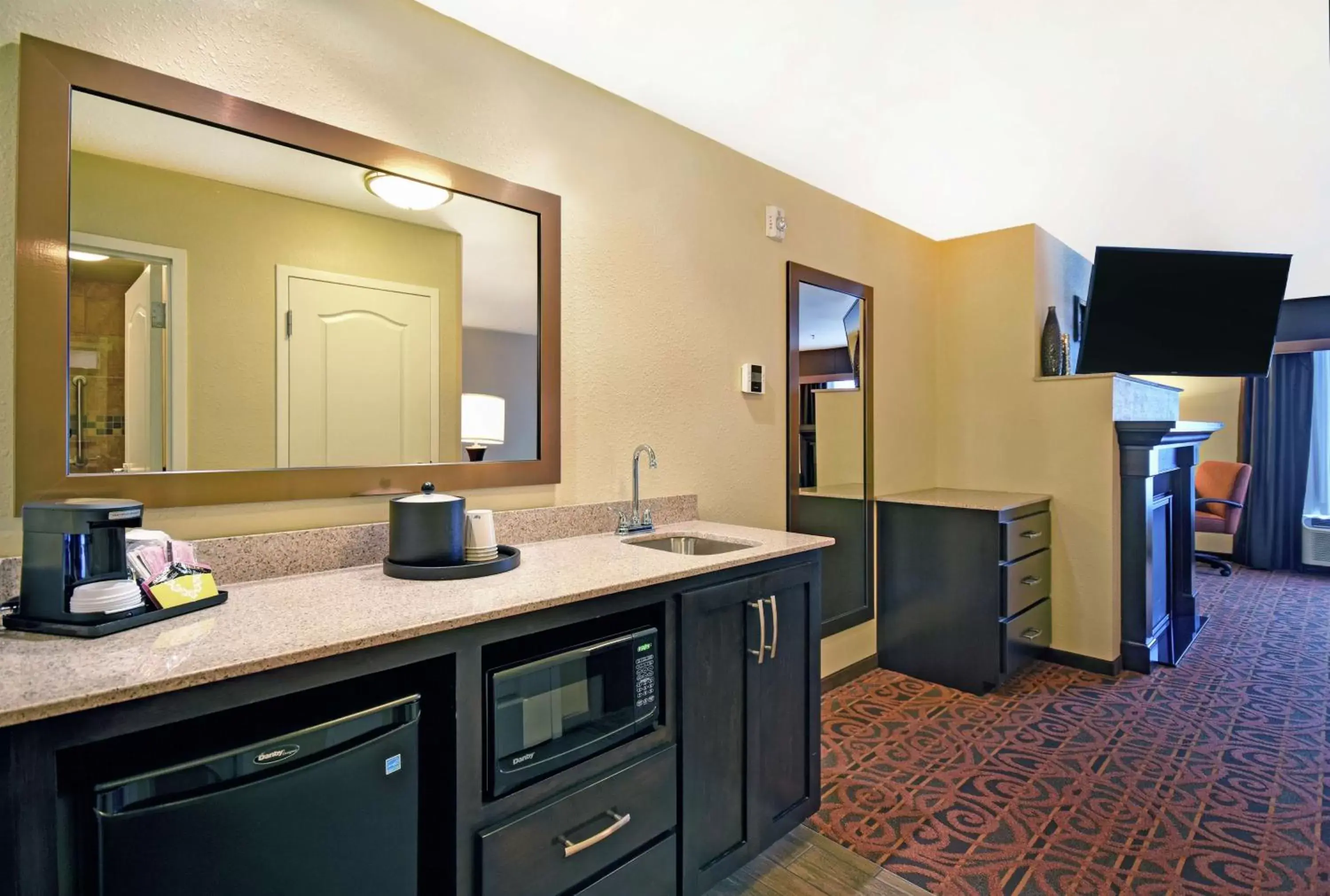 Bedroom, Kitchen/Kitchenette in Hampton Inn & Suites Milwaukee/Franklin