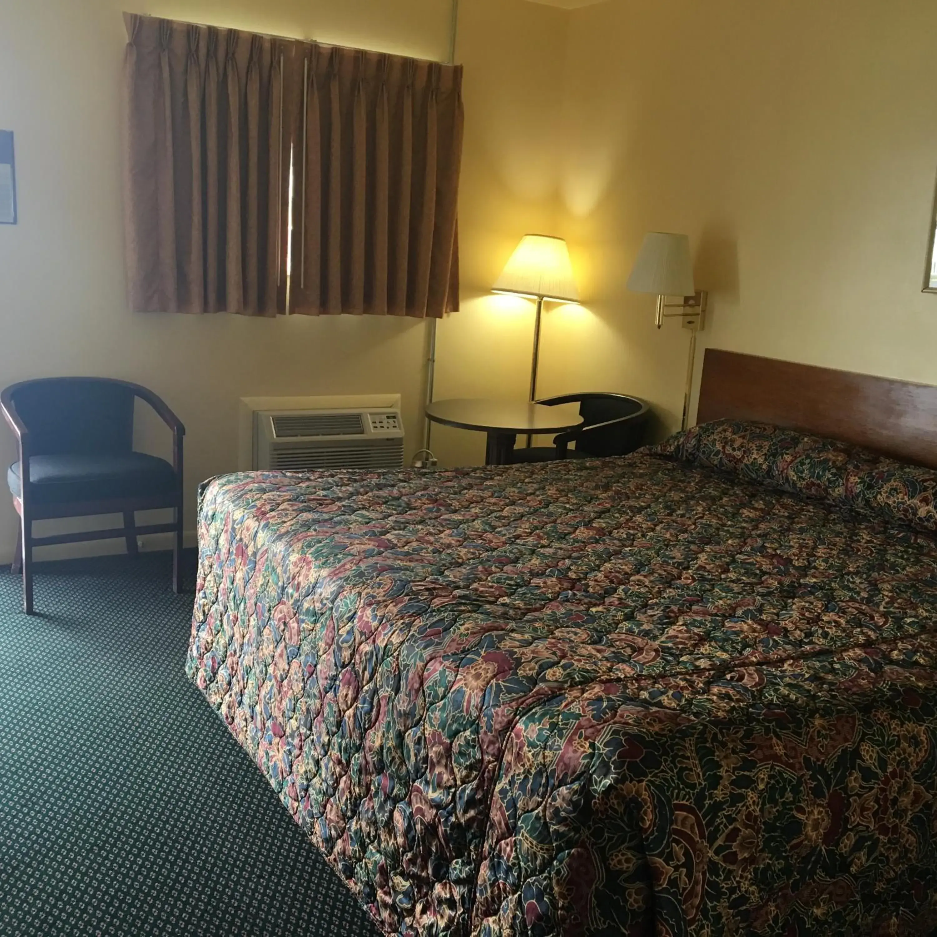 Bedroom, Bed in Guest House Motel Chanute