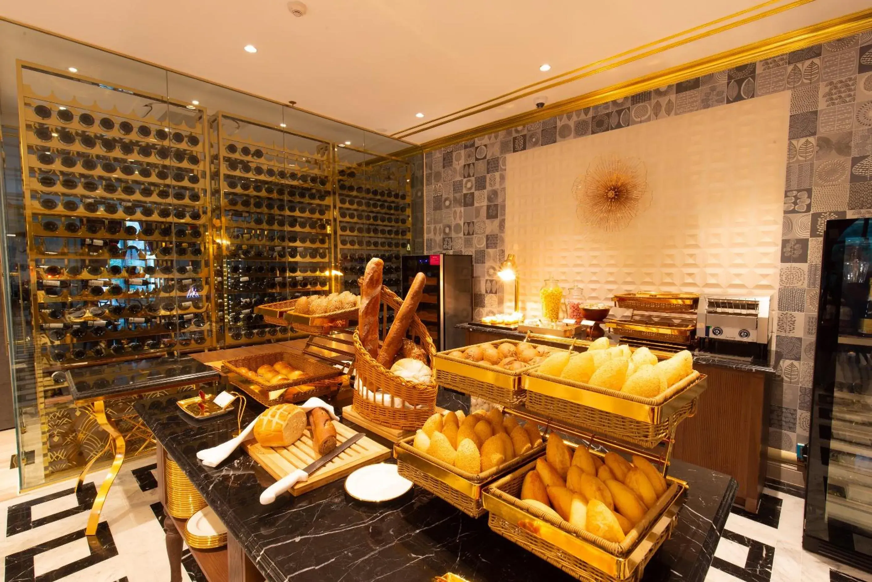 Restaurant/Places to Eat in Dolce by Wyndham Hanoi Golden Lake