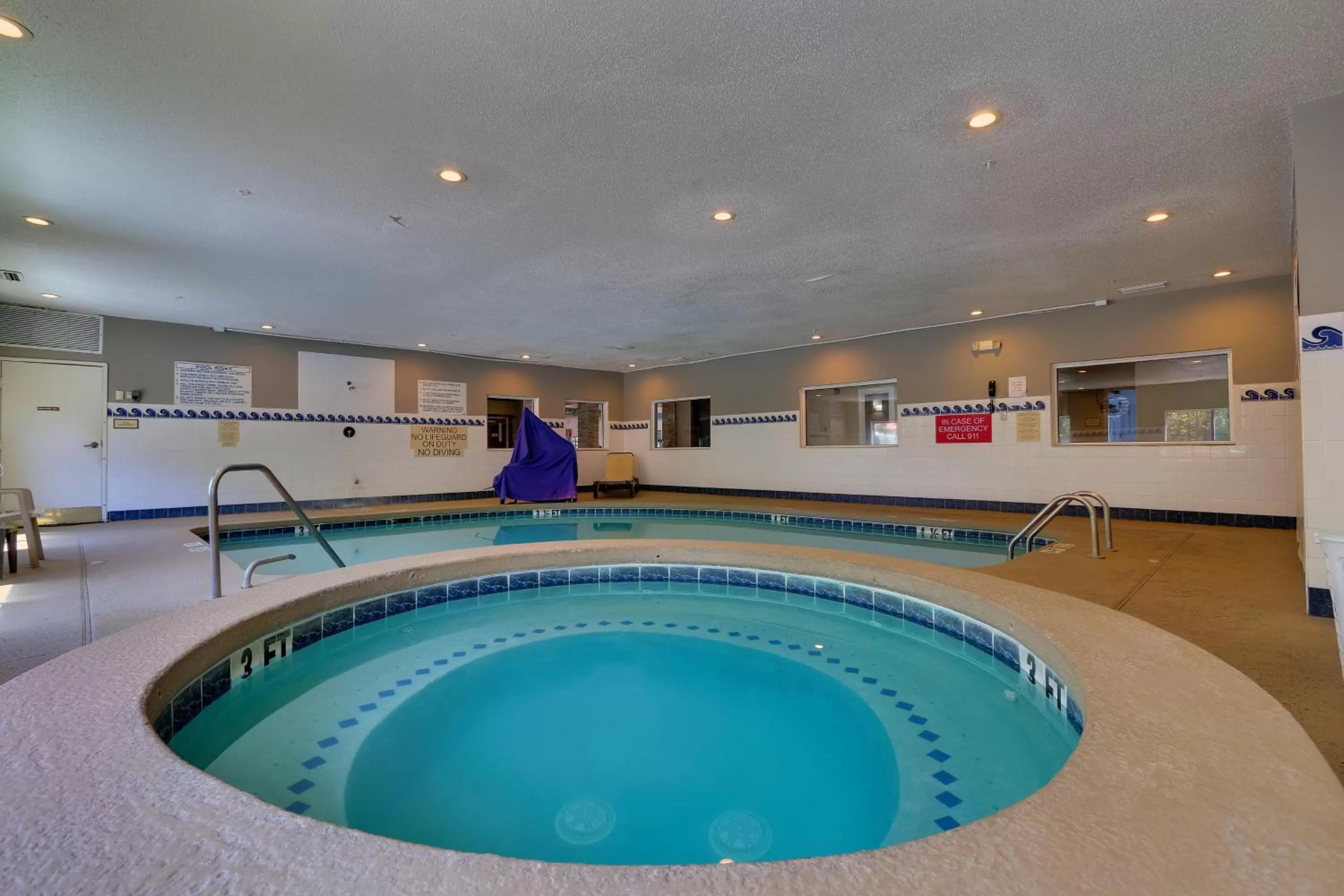 Swimming pool in Country Inn & Suites by Radisson, Savannah Gateway, GA