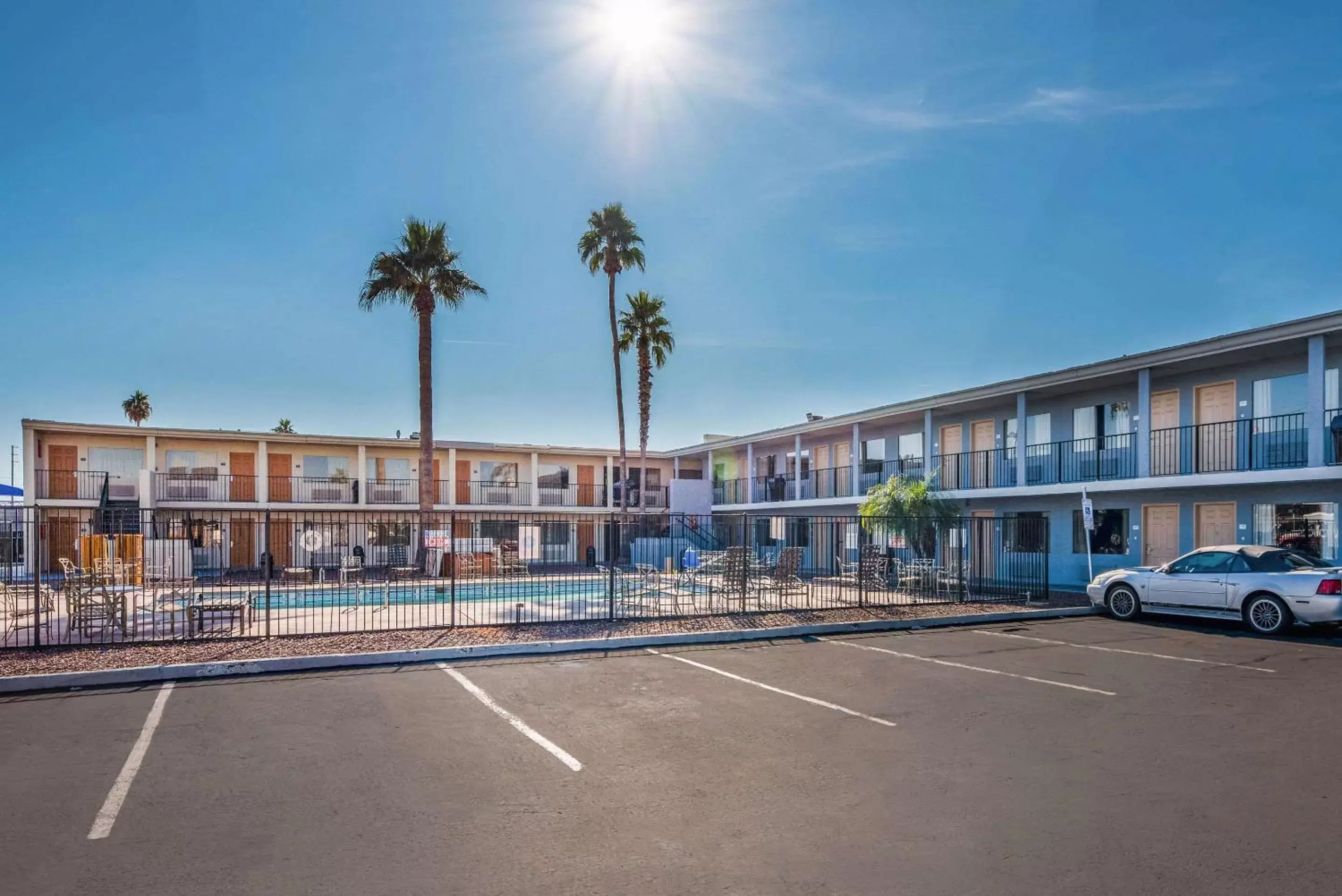 Property Building in Econo Lodge Phoenix North I-17