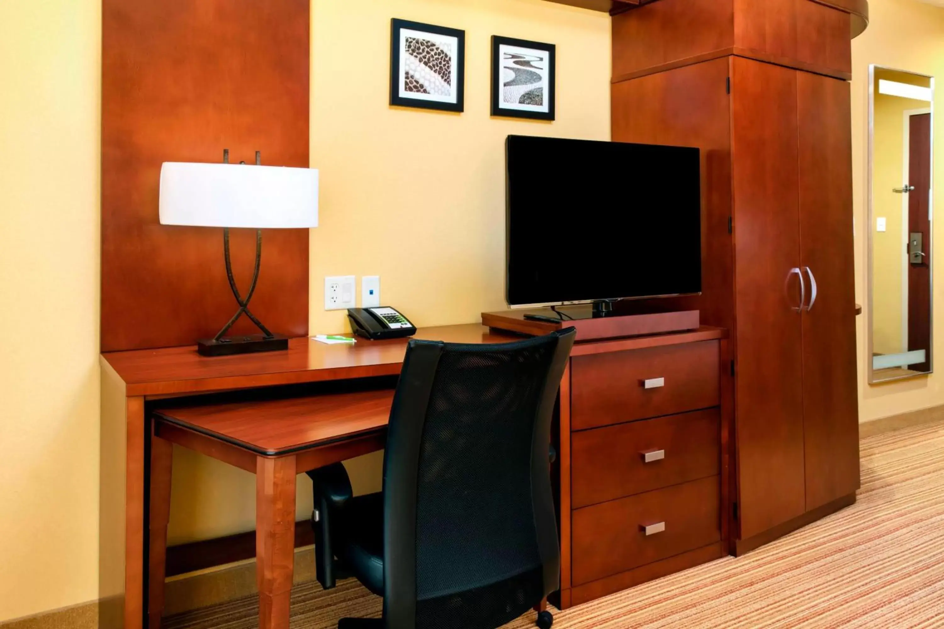 Bedroom, TV/Entertainment Center in Courtyard by Marriott Miami Homestead