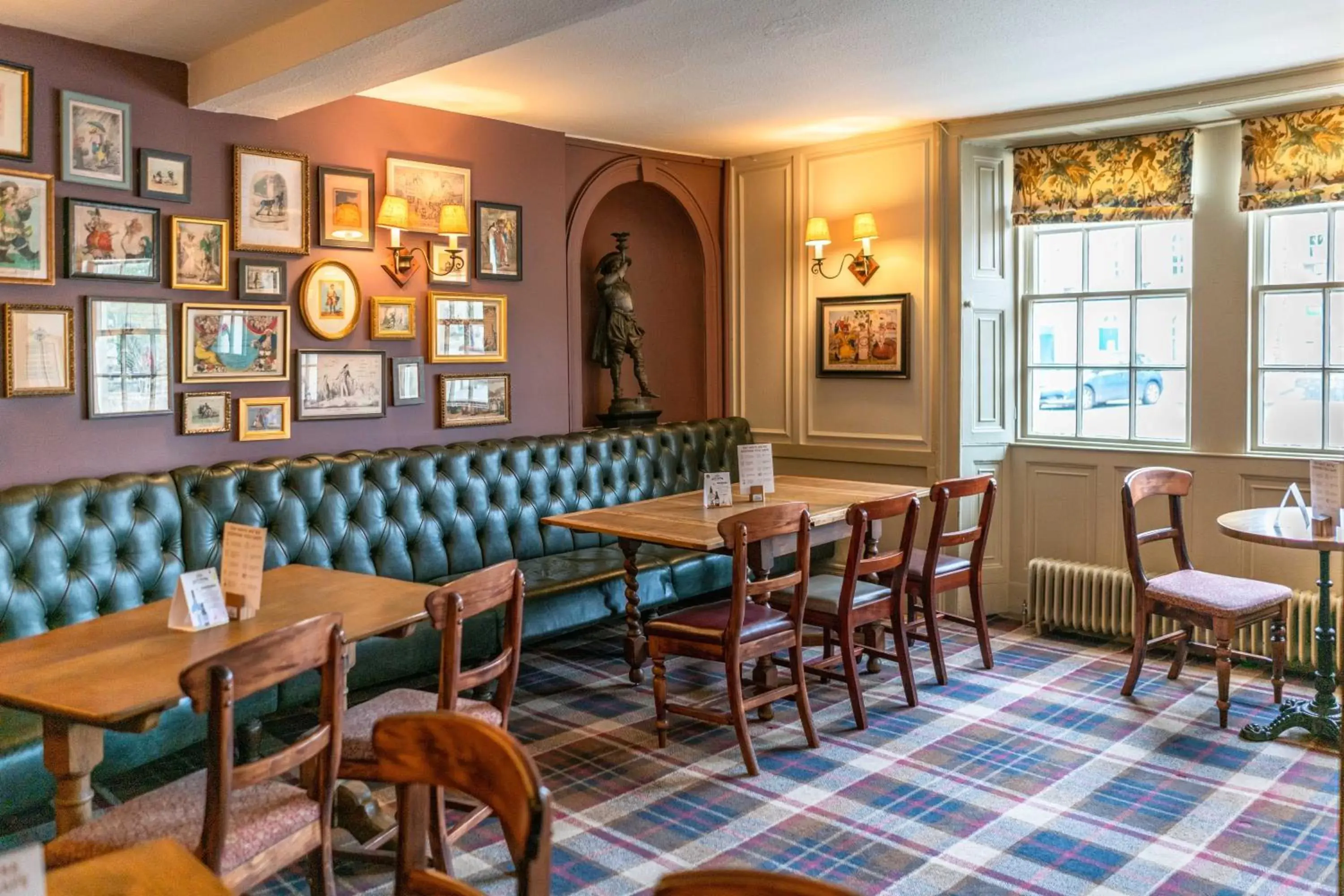 Lounge or bar, Restaurant/Places to Eat in The Kings Arms Hotel