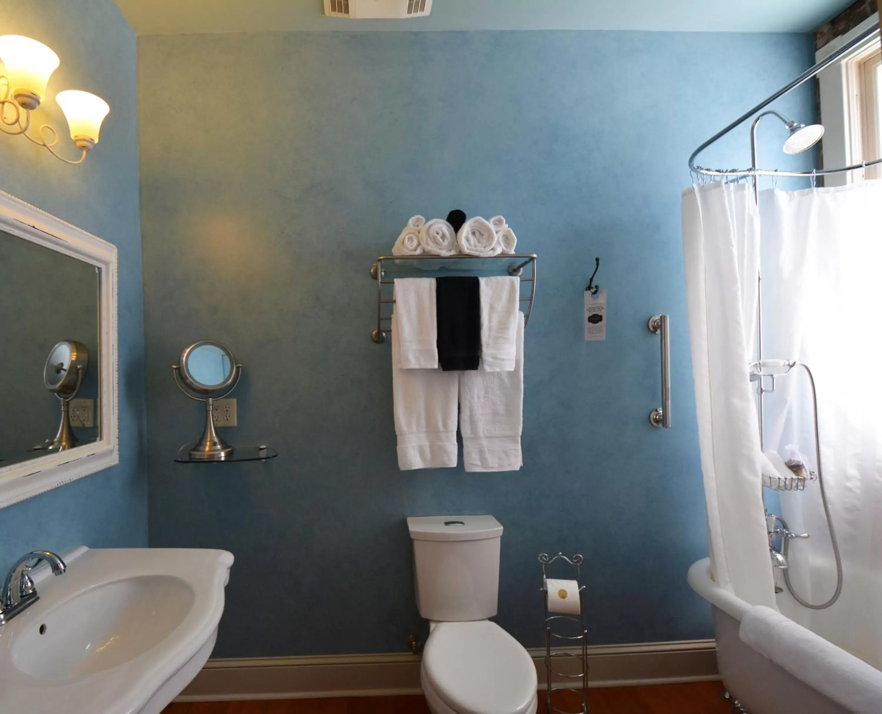 Shower, Bathroom in Grand Highland Hotel