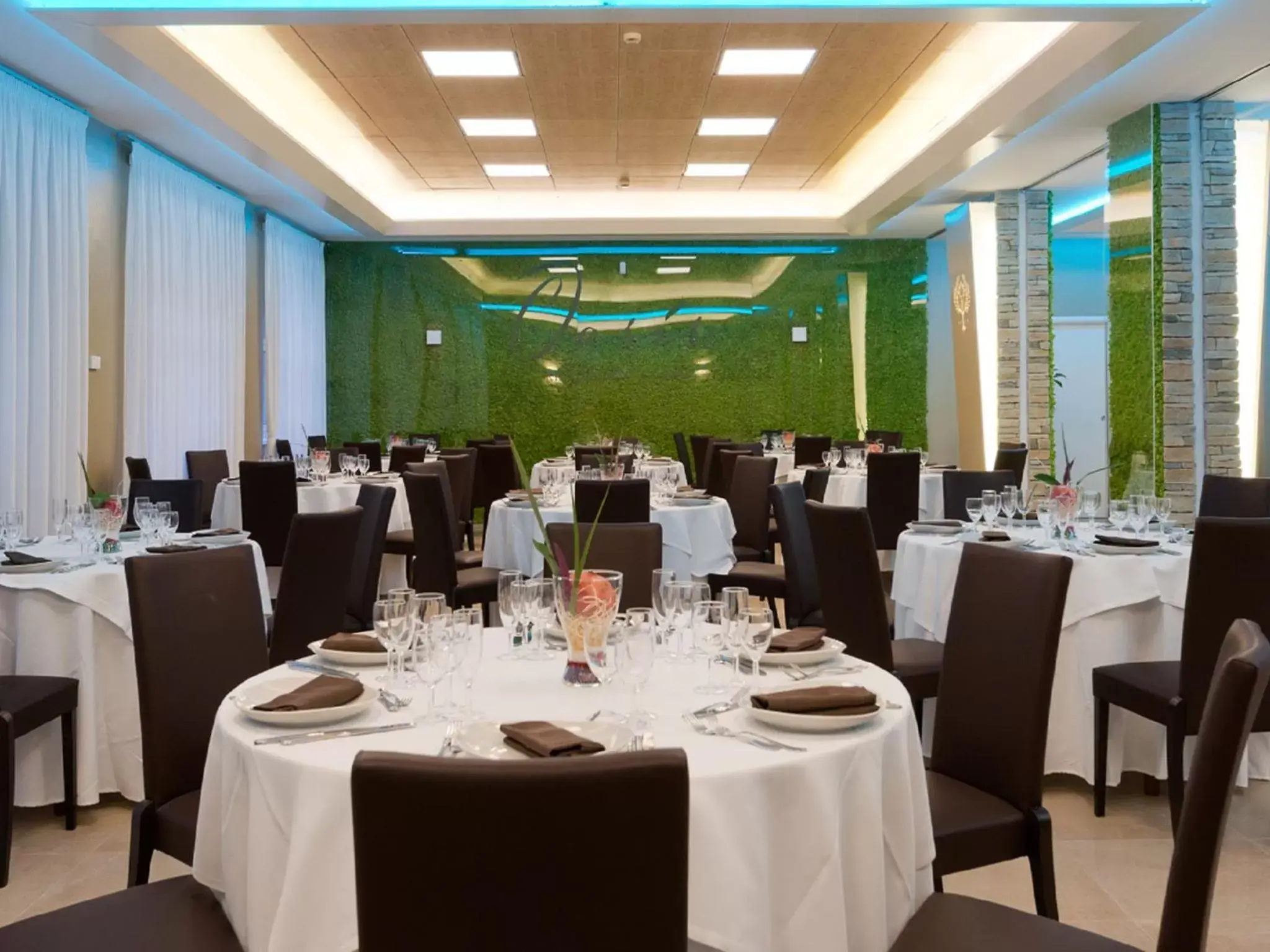 Restaurant/Places to Eat in Ele Green Park Hotel Pamphili