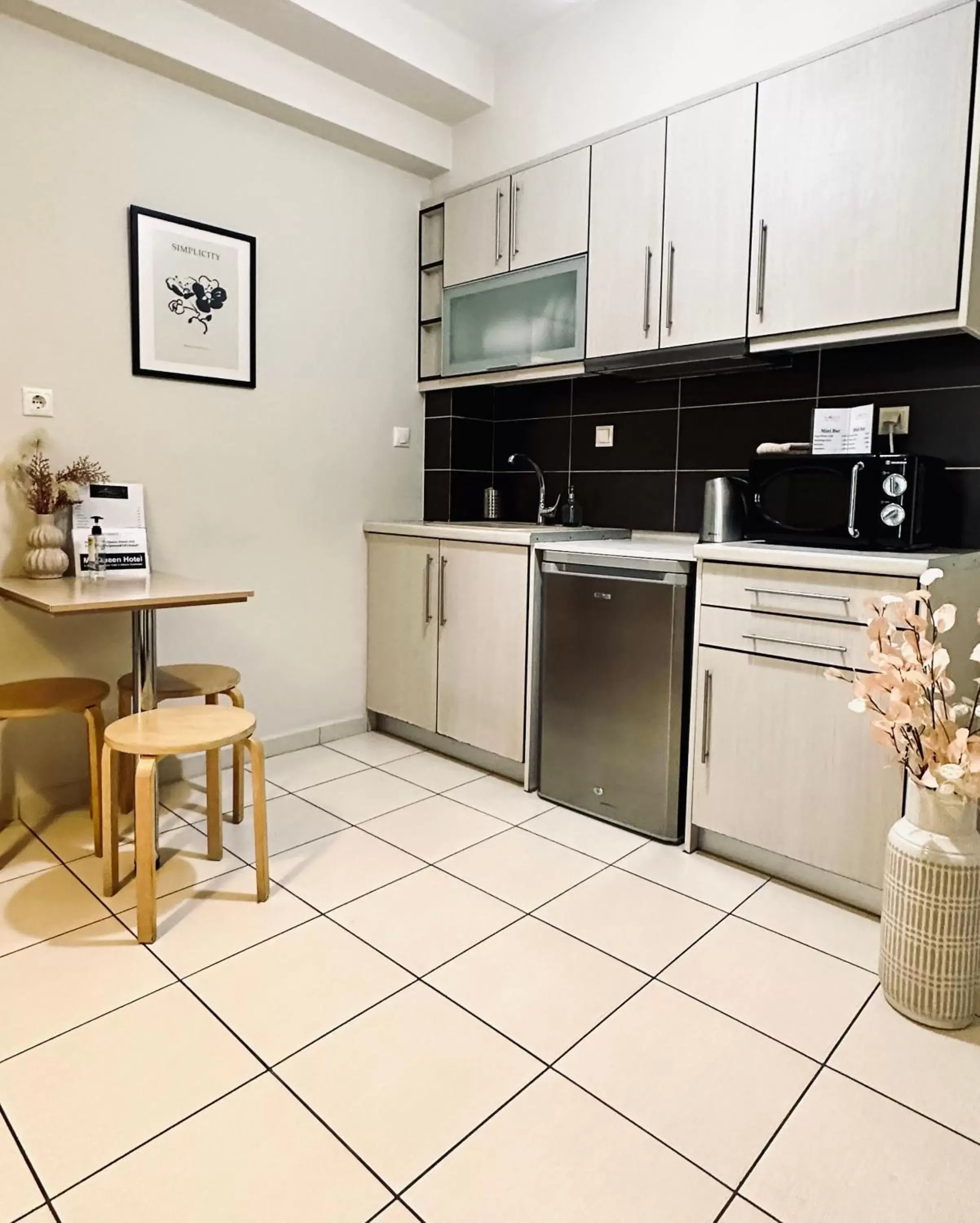 Kitchen or kitchenette, Kitchen/Kitchenette in Mc Queen Rooms & Apartments