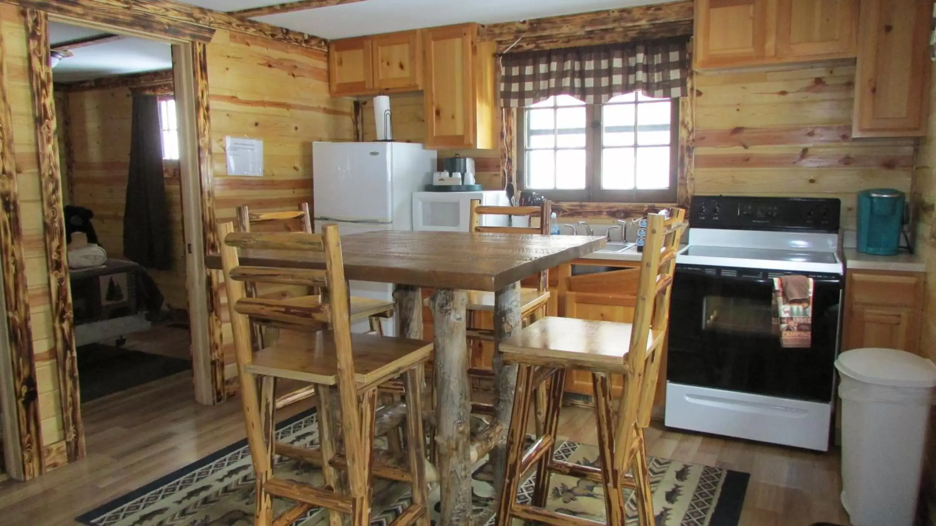 Kitchen/Kitchenette in Spearfish Canyon Lodge