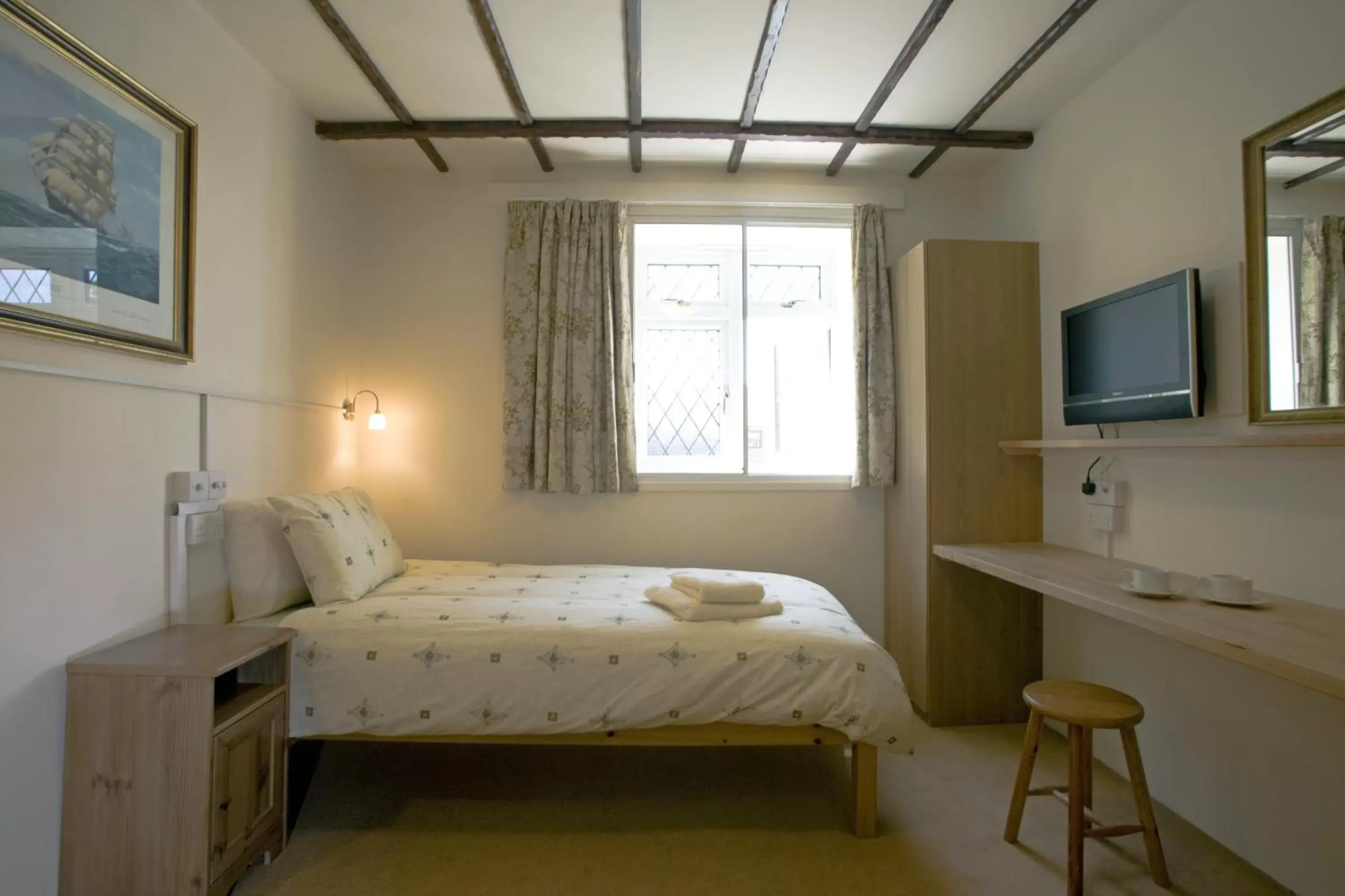 Photo of the whole room, Bed in Oakwood Bed and Breakfast Heathrow