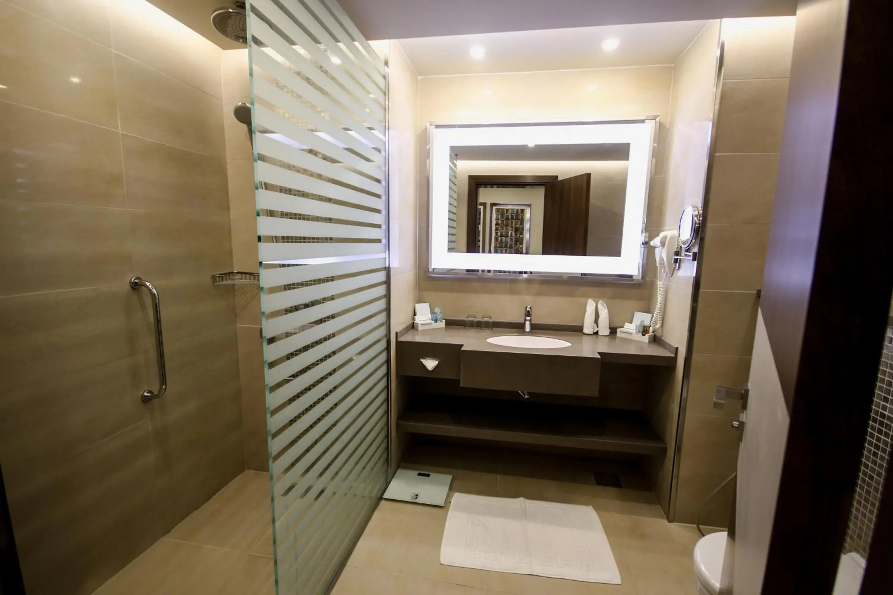 Bathroom in Novotel Yanbu Albahr