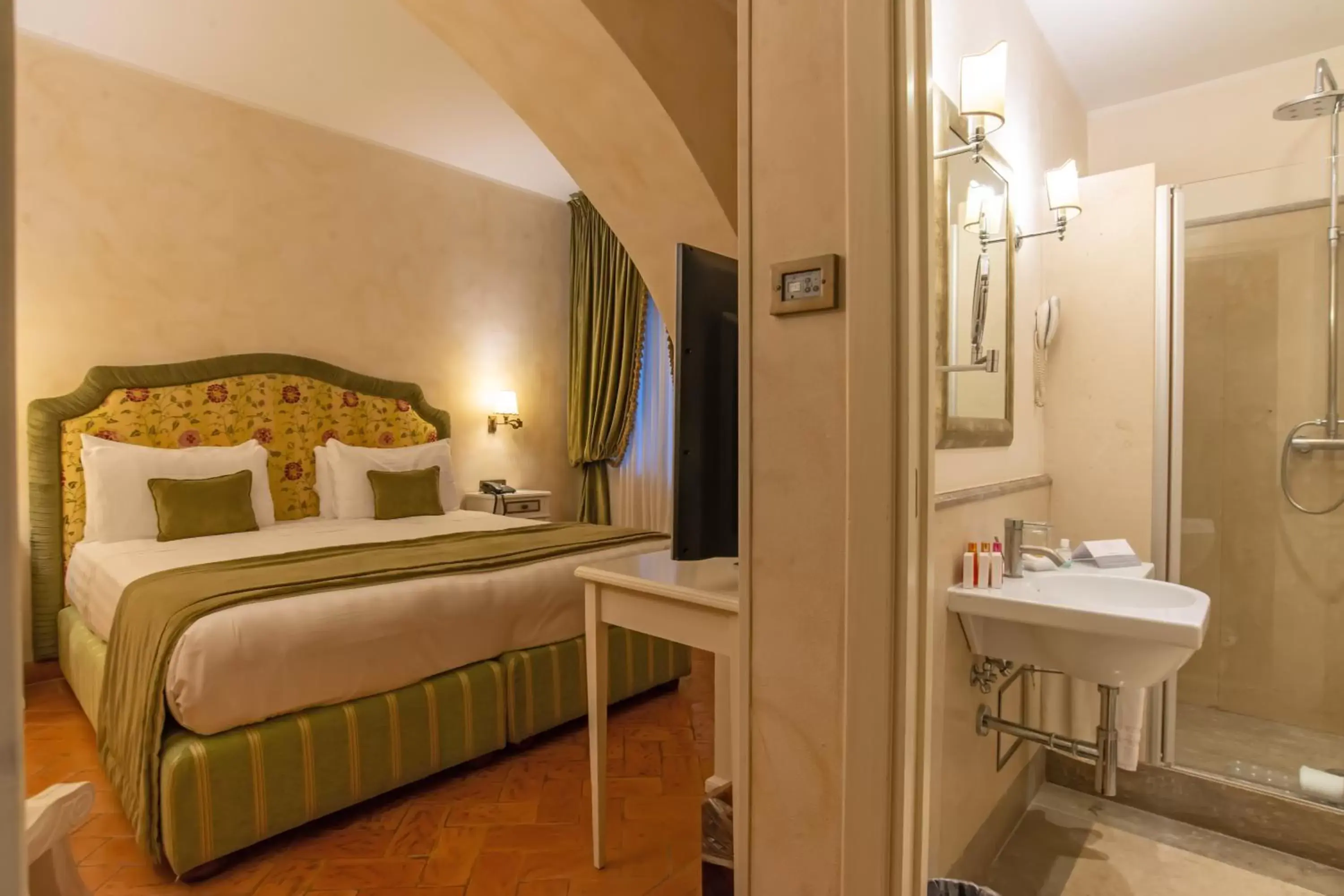 Bedroom, Bathroom in Donna Camilla Savelli - VRetreats