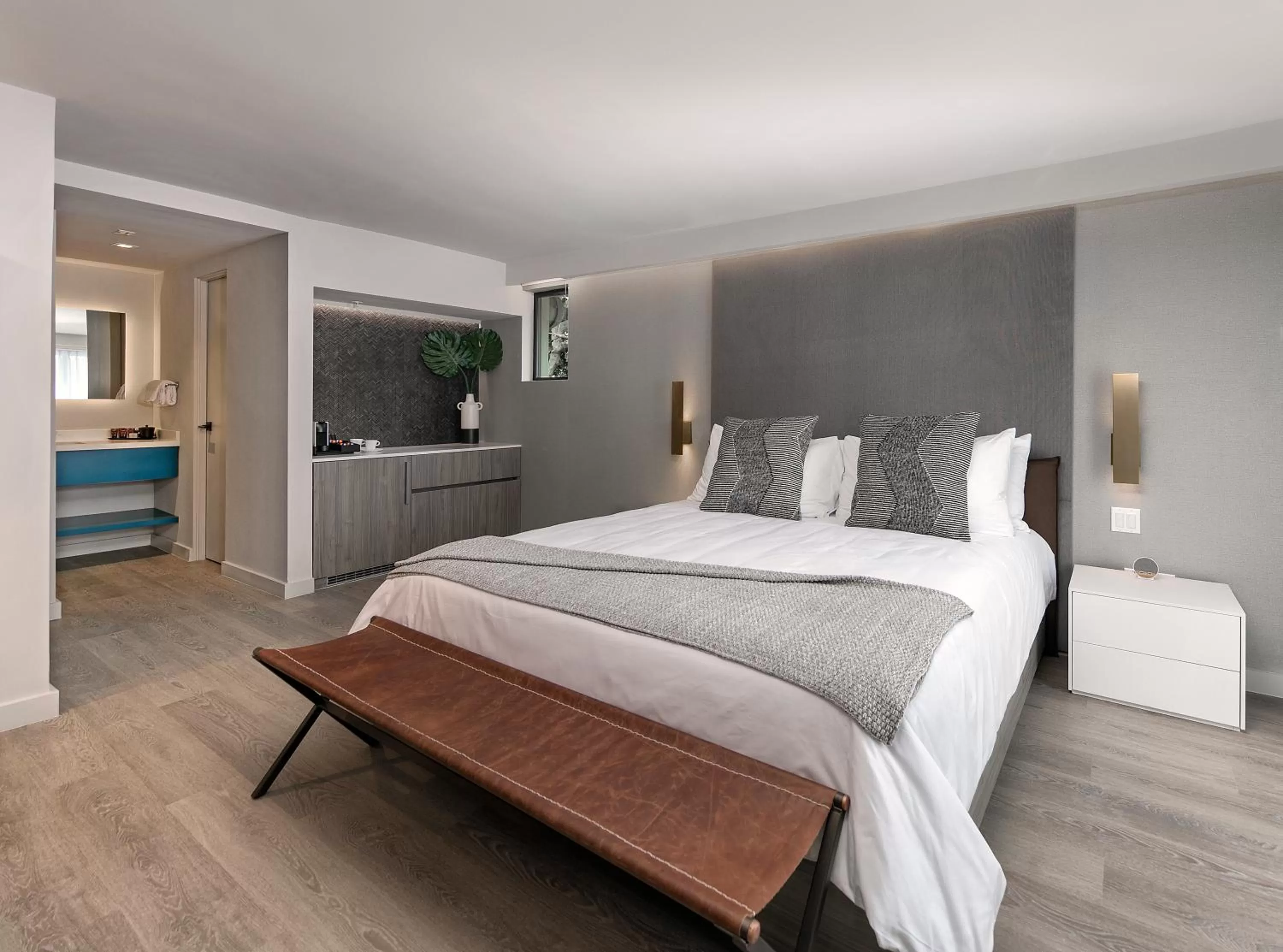 Bed in La Jolla Cove Suites