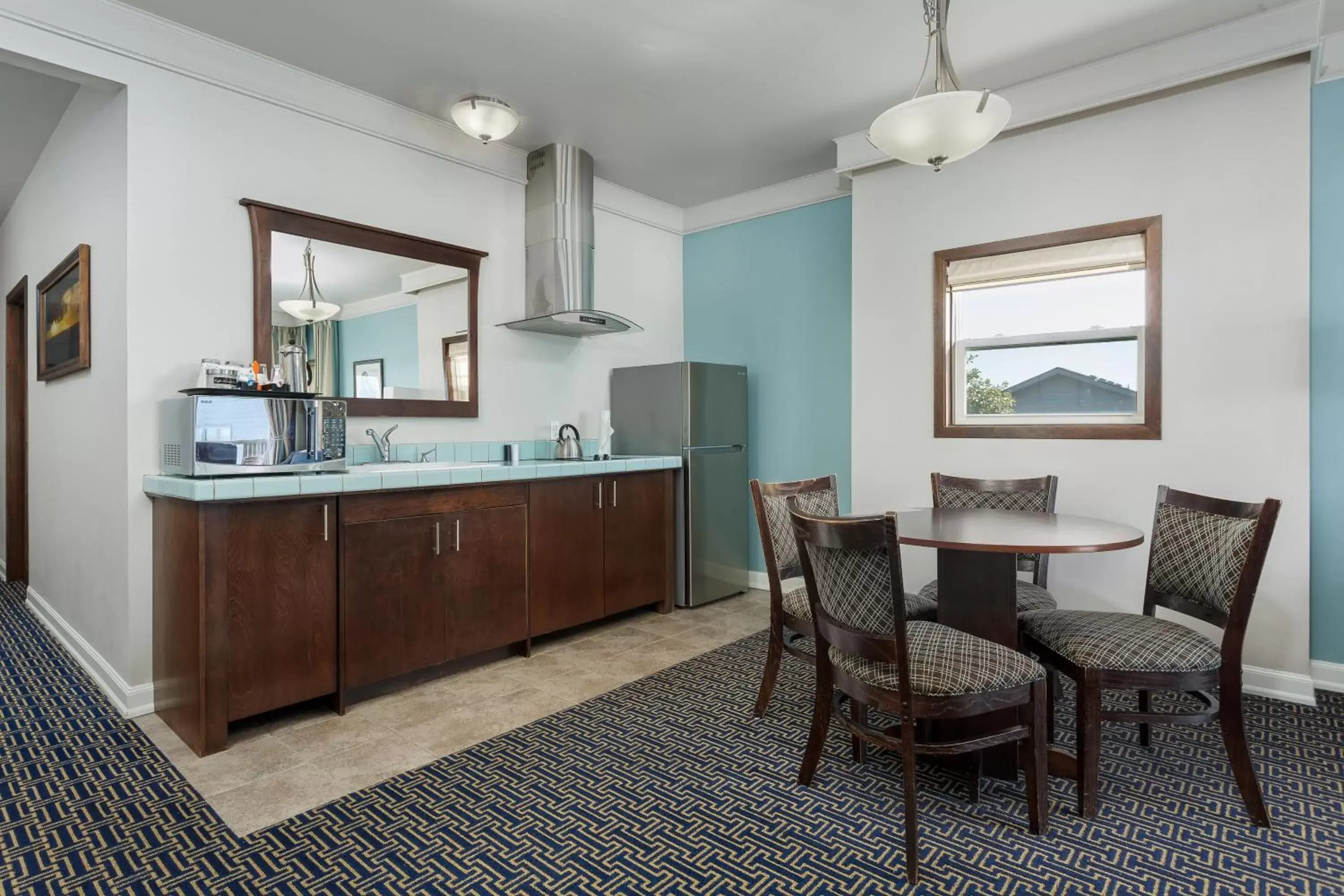 Kitchen or kitchenette, Kitchen/Kitchenette in Inn at Nye Beach