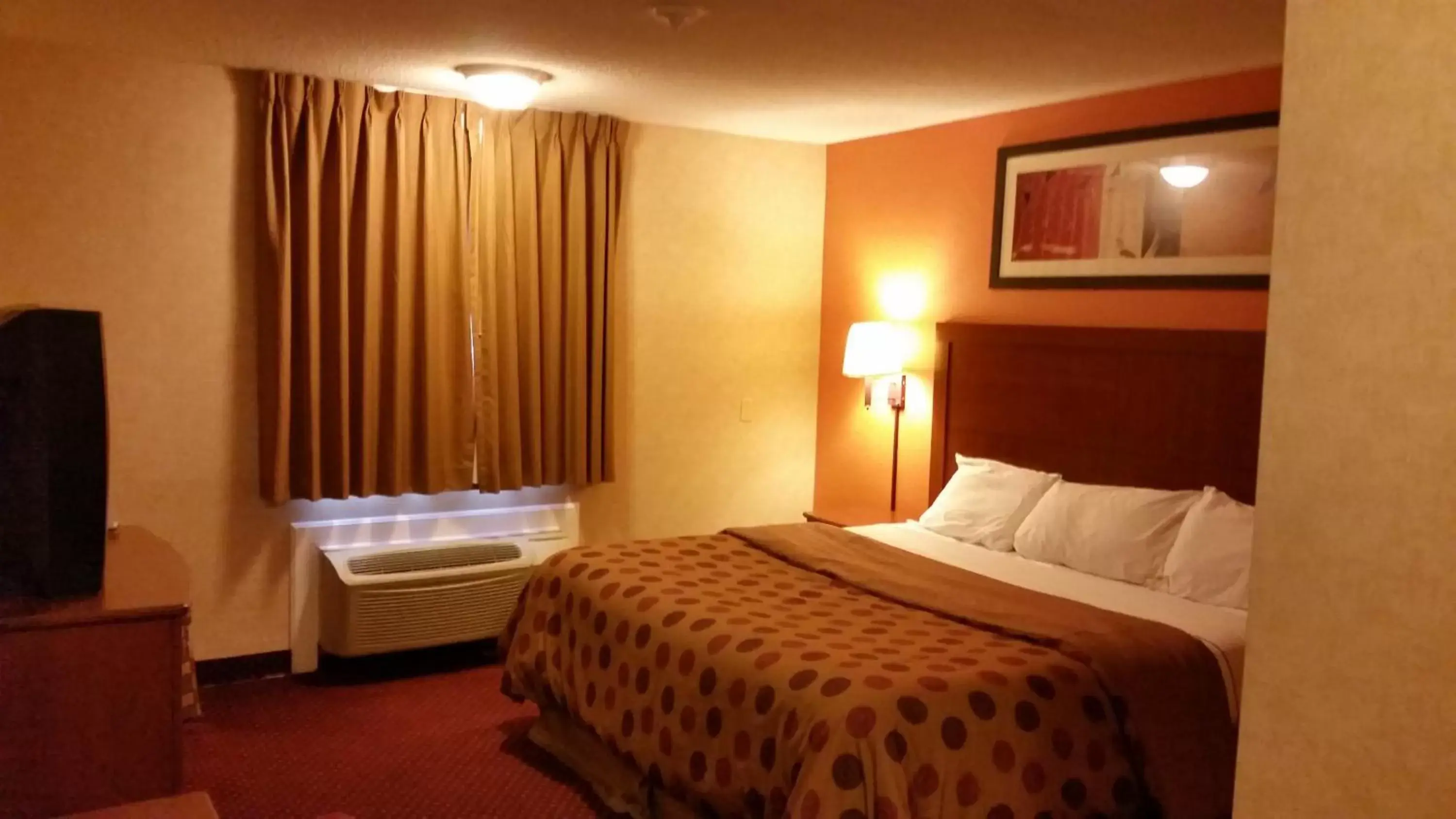 Photo of the whole room, Bed in Americas Best Value Inn Foxboro