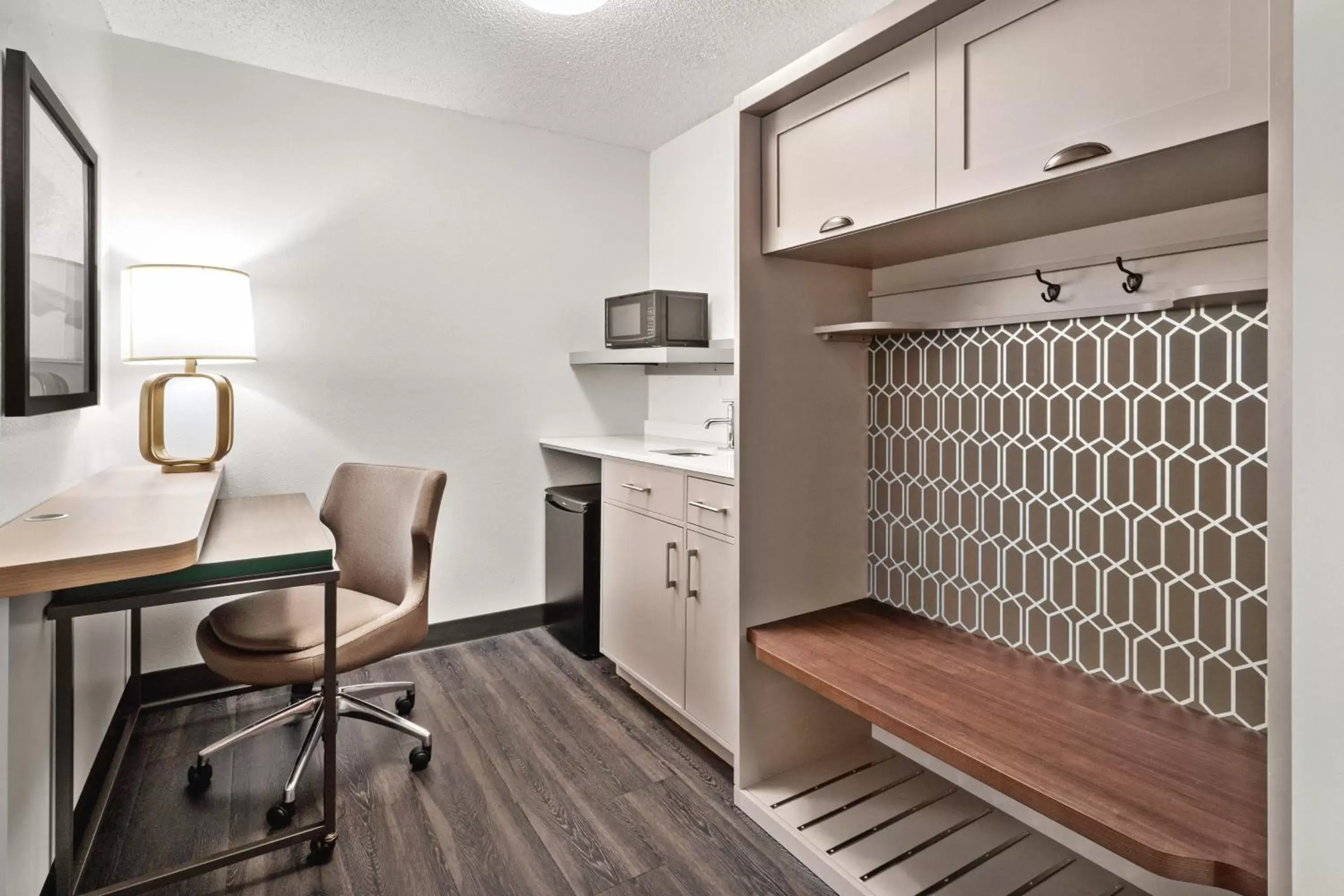 Photo of the whole room, Kitchen/Kitchenette in Holiday Inn & Suites Bothell an IHG Hotel