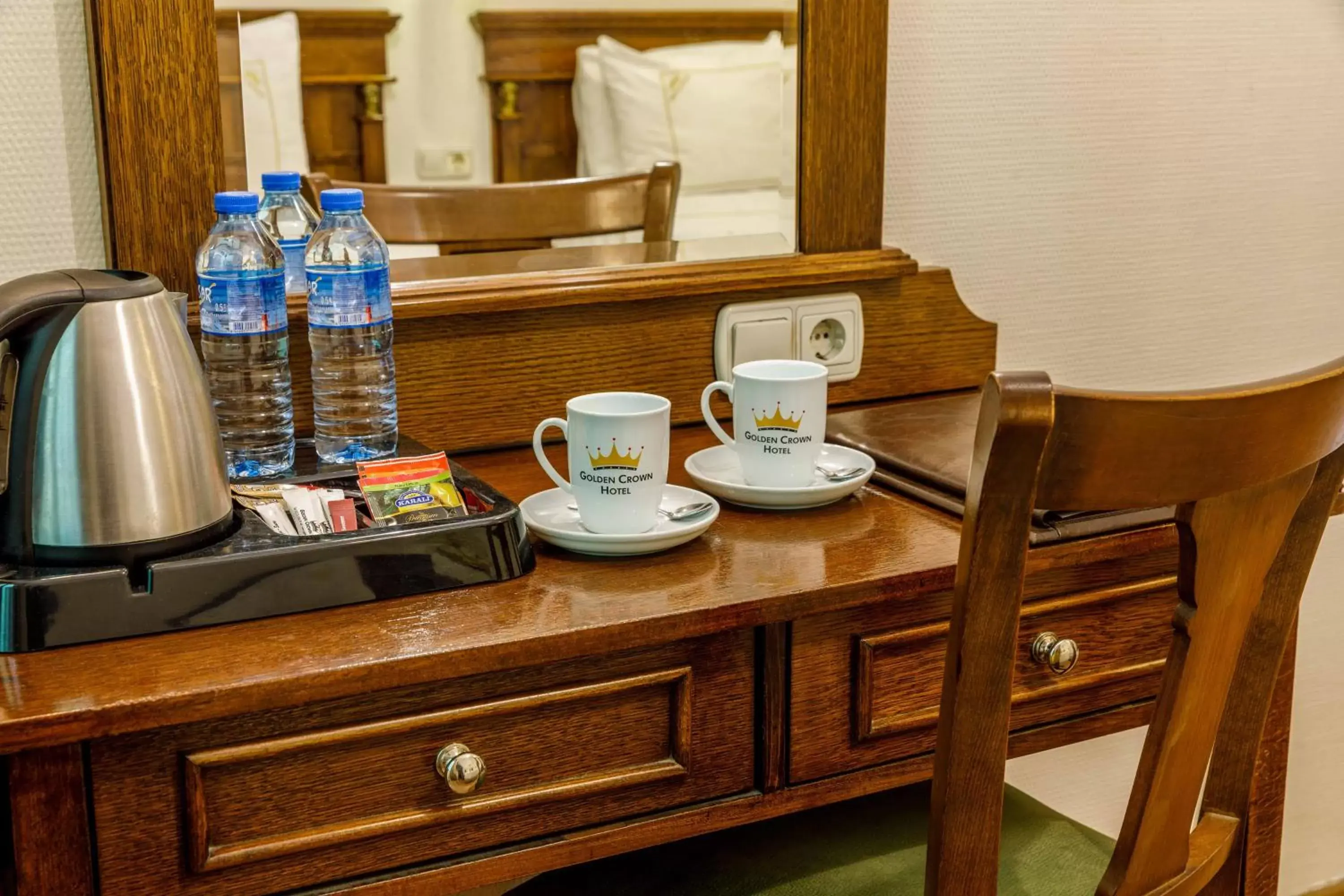 Coffee/tea facilities in Golden Crown Hotel