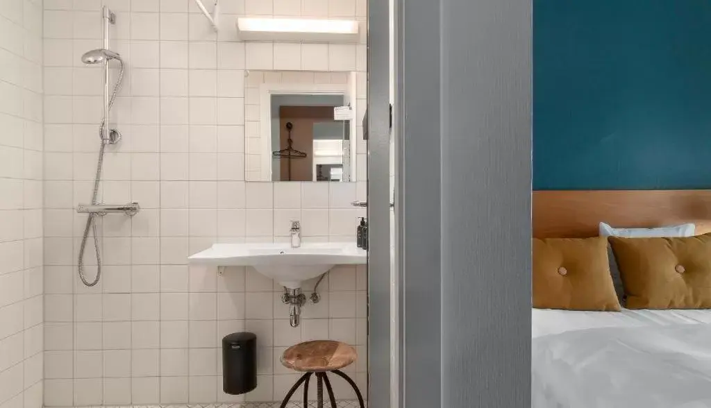 Bedroom, Bathroom in Ibsens Hotel