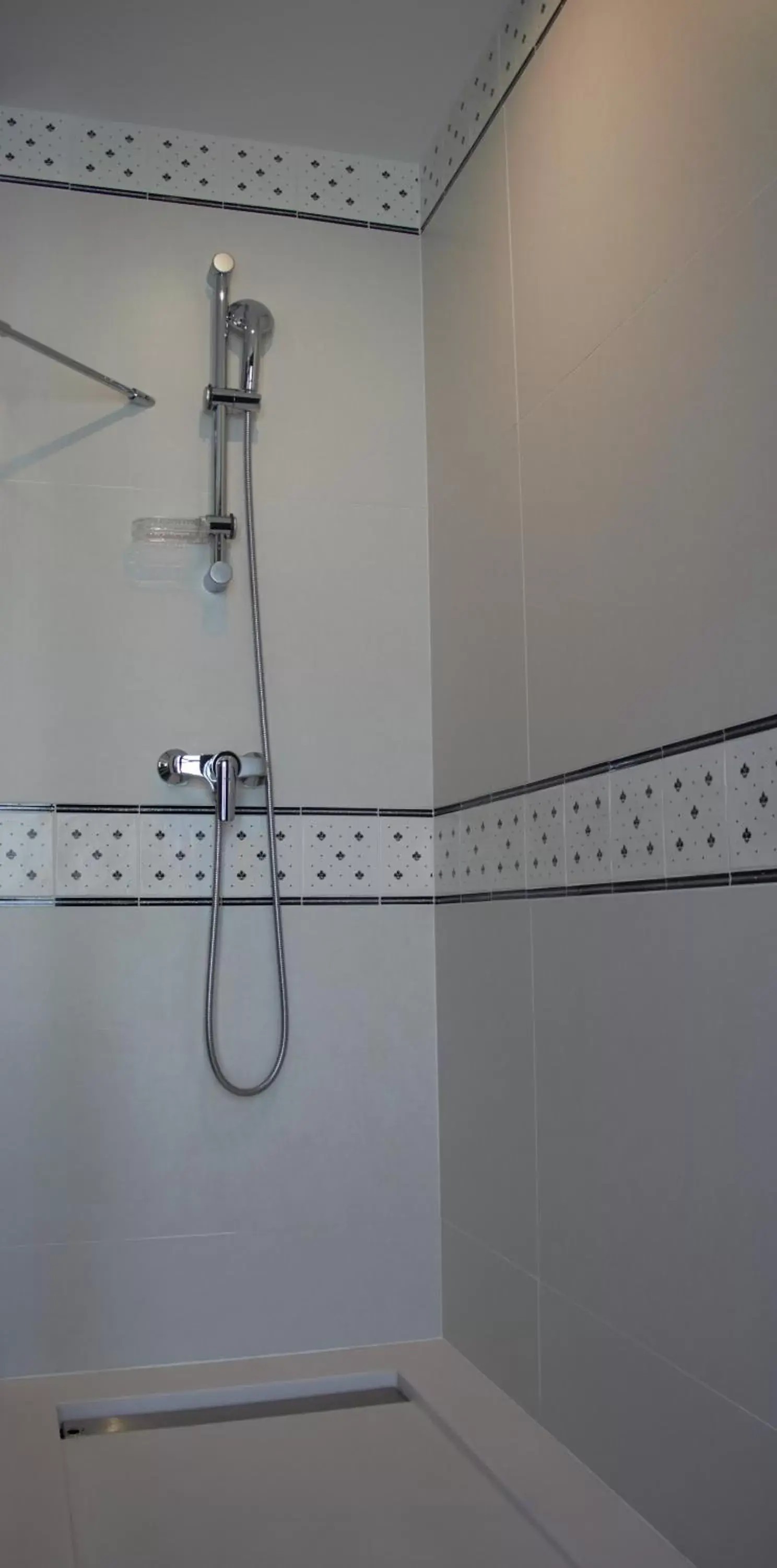 Shower, Bathroom in ibis Styles Dinan Centre Ville