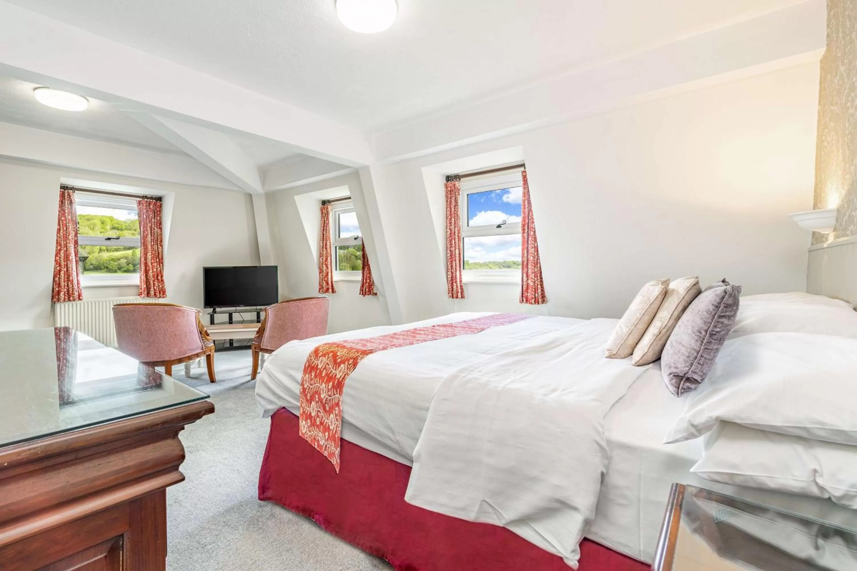 Photo of the whole room, Bed in Best Western Limpley Stoke Hotel