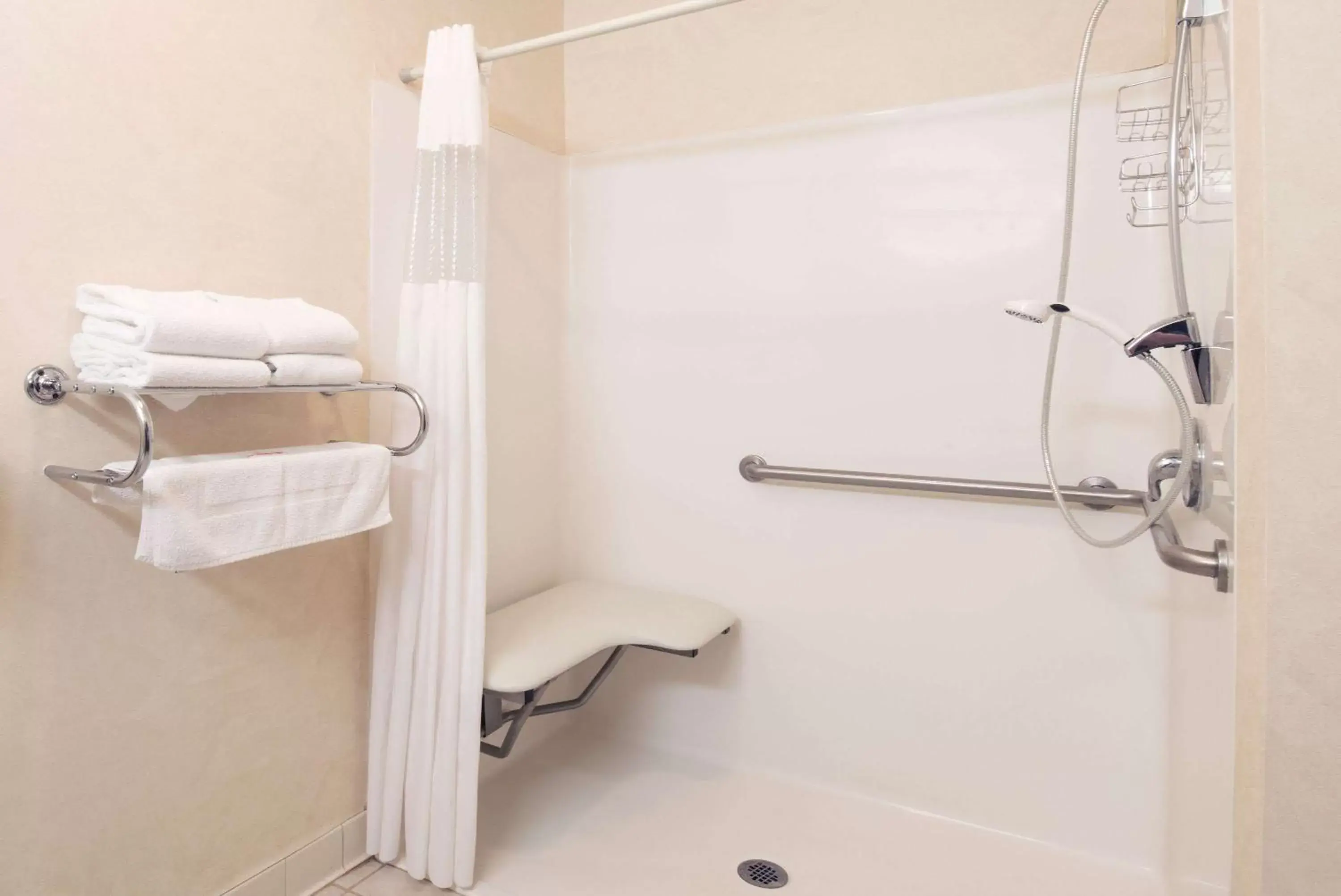 Shower, Bathroom in Howard Johnson by Wyndham Oacoma Hotel & Suites