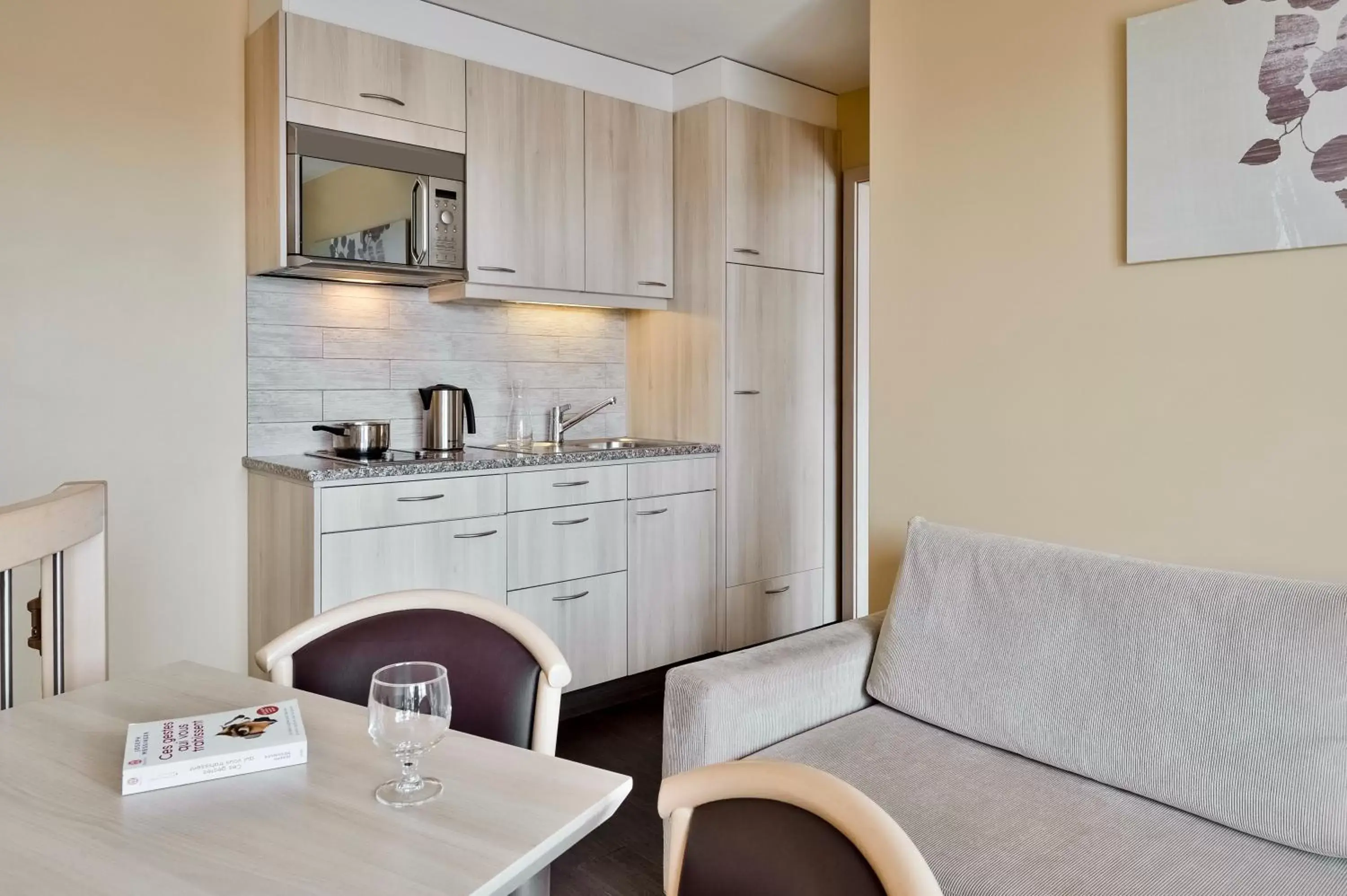 Kitchen or kitchenette, Dining Area in Aparthotel Adagio Genève Mont-Blanc