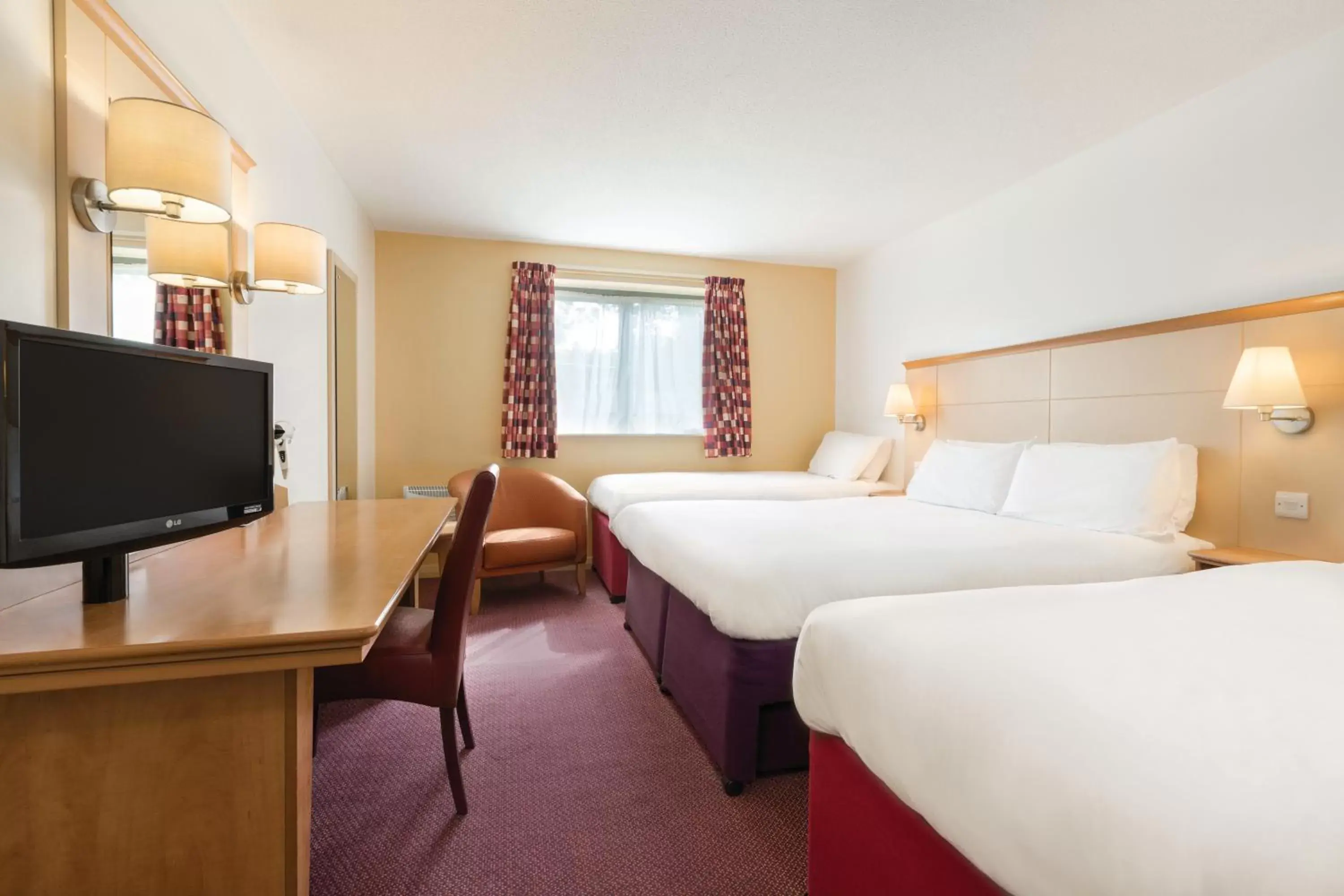 Photo of the whole room, Bed in Days Inn Winchester
