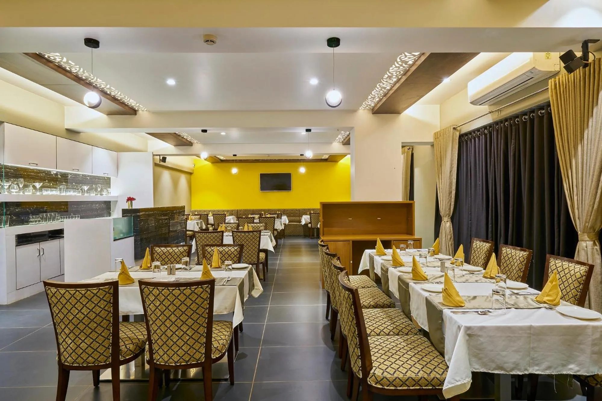 Restaurant/places to eat in Hotel 3 Leaves NEAR CENTRAL BUS STAND