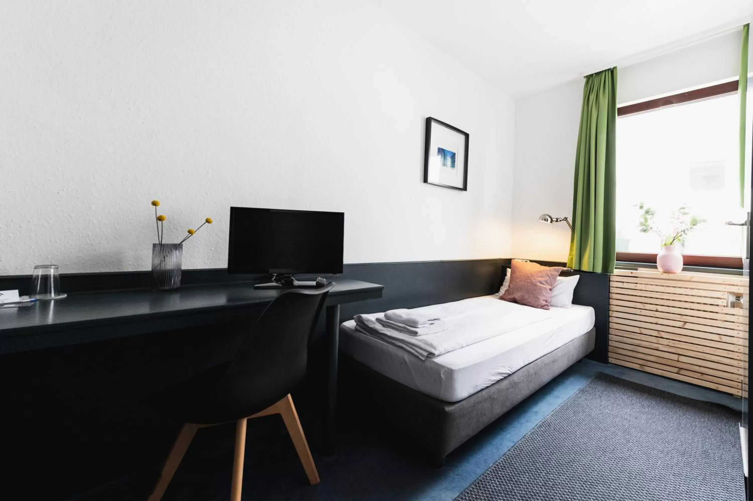 Bed, TV/Entertainment Center in City Hotel Fellbach 24H CHECK-IN