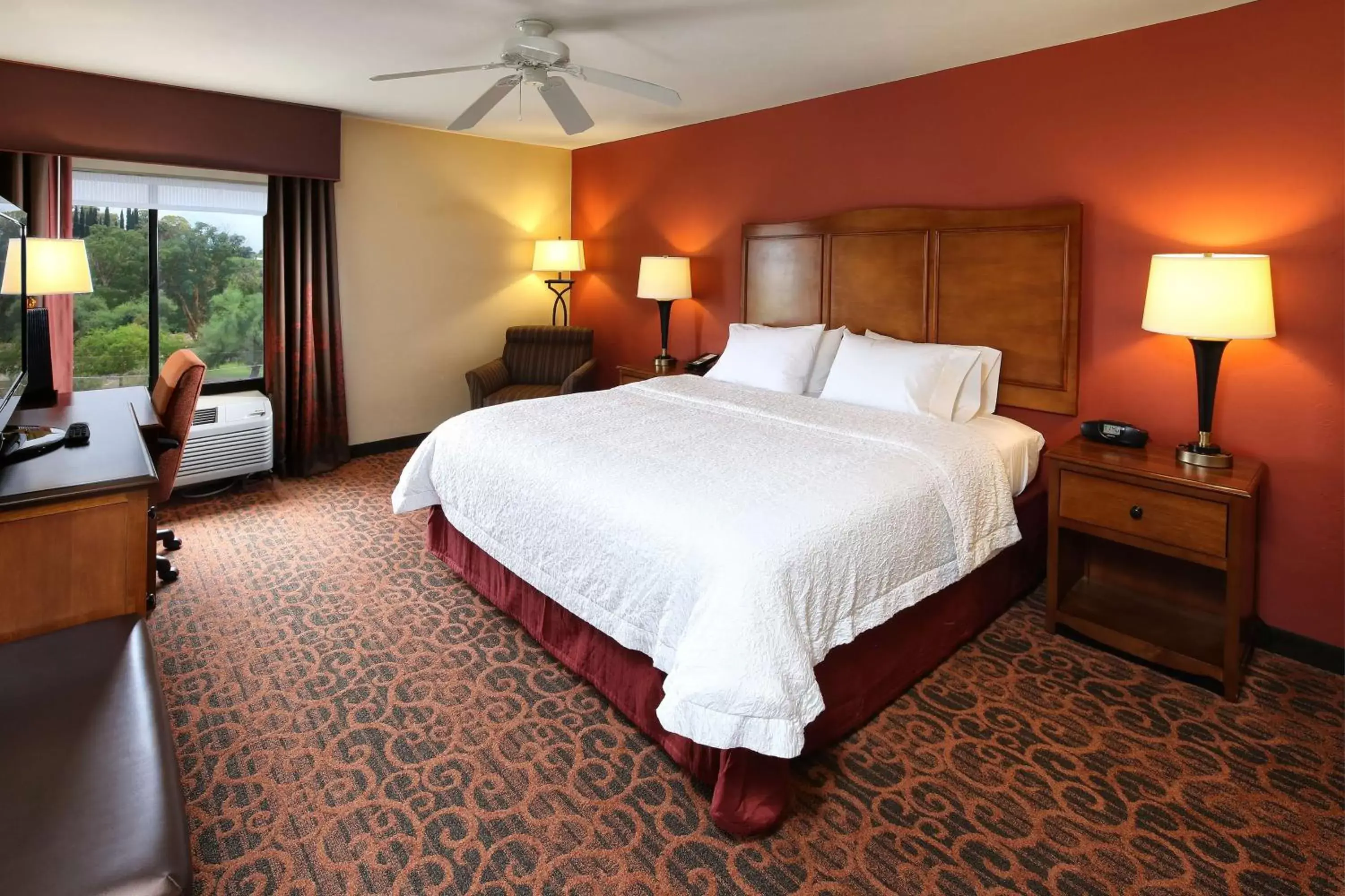 Bedroom, Bed in Hampton Inn & Suites Tucson Mall