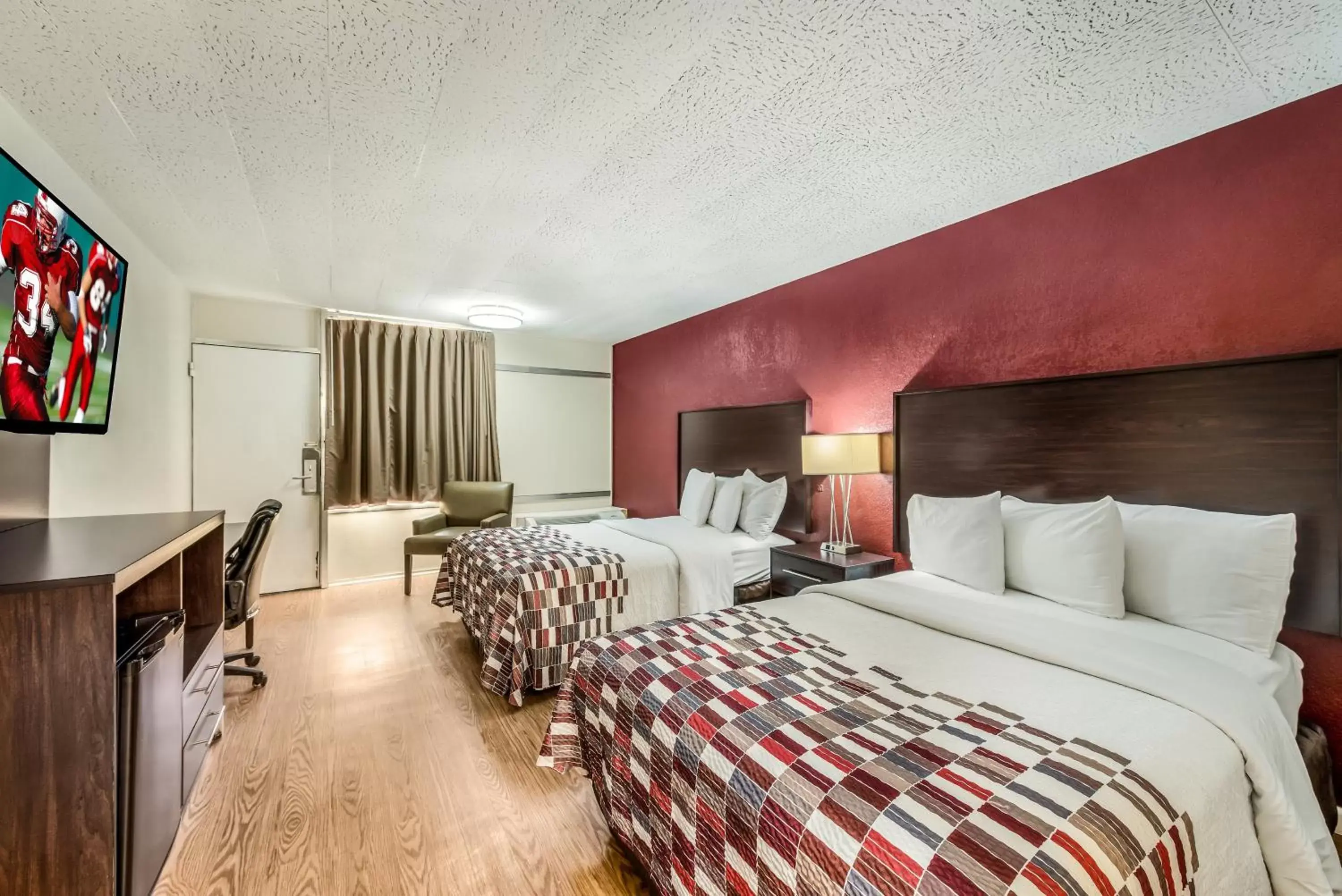 Bedroom in Red Roof Inn & Suites Wapakoneta