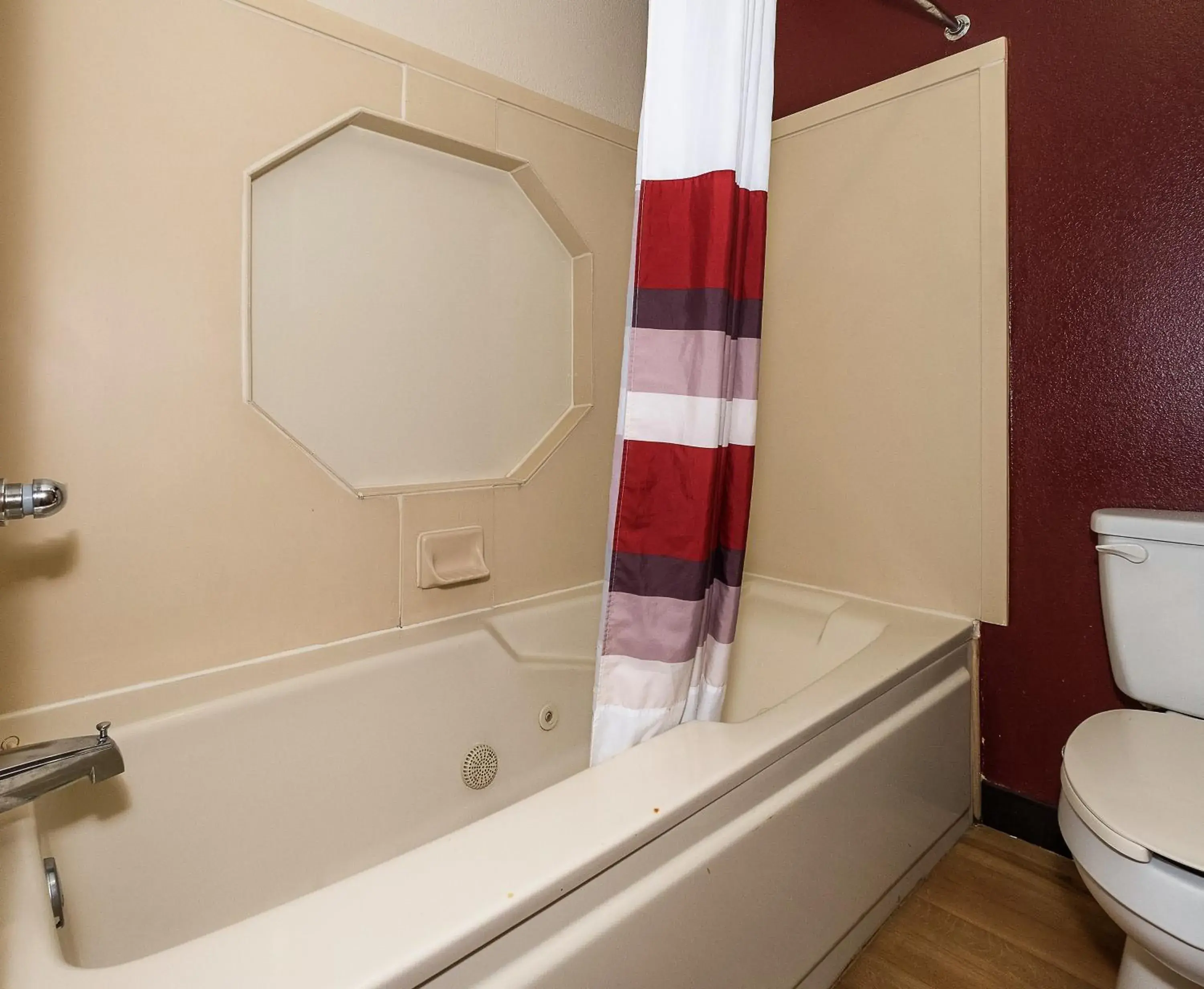 Bathroom in Red Roof Inn & Suites Hermitage