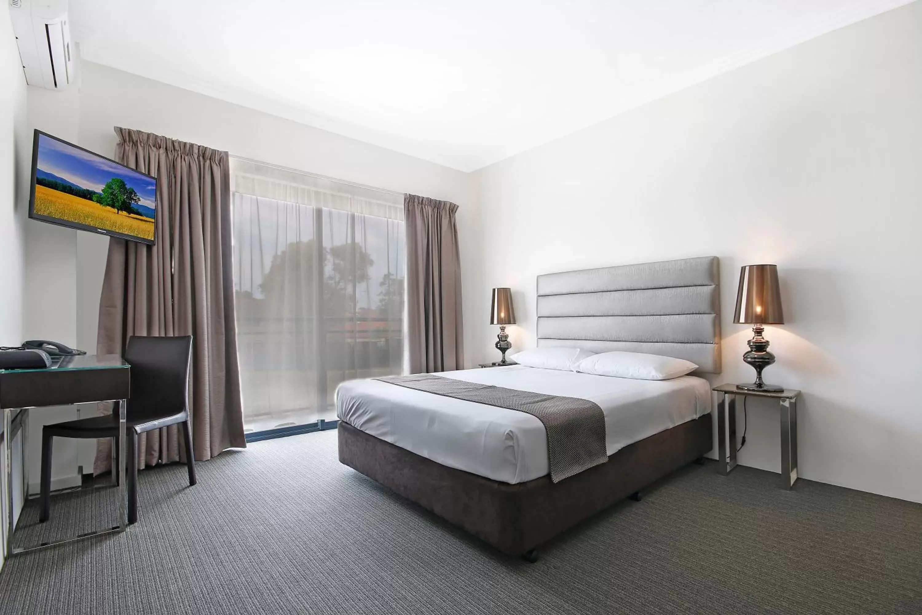 Photo of the whole room, Bed in Value Suites Penrith