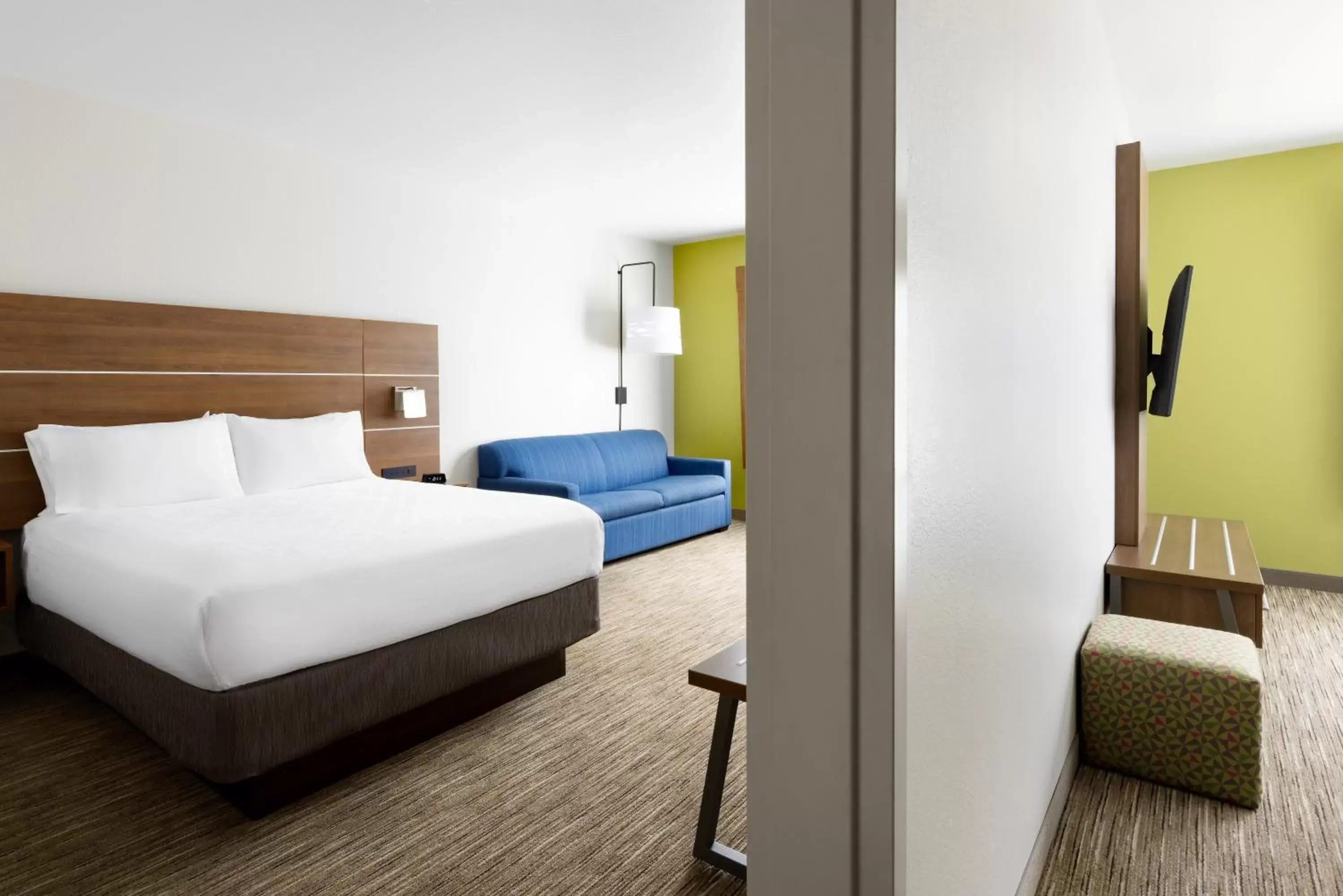 Bedroom, Bed in Holiday Inn Express & Suites Oakhurst-Yosemite Park Area, an IHG Hotel