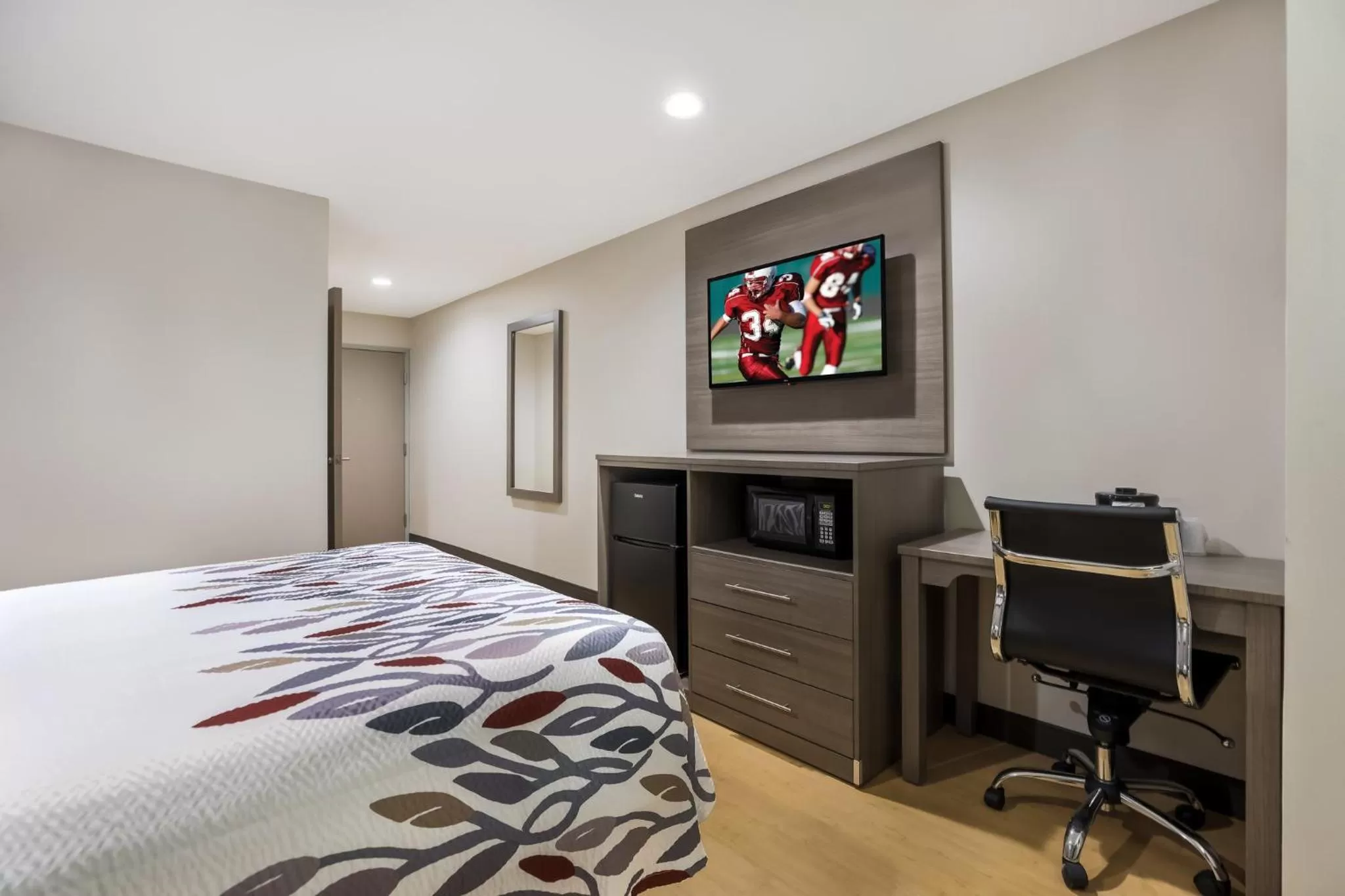 Photo of the whole room, Bed in Red Roof Inn Sulphur