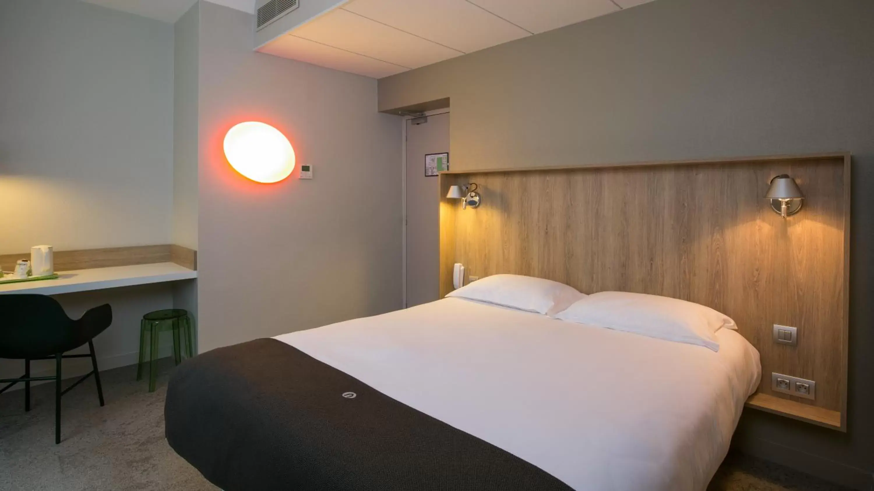 Photo of the whole room, Bed in Campanile Rennes Centre - Gare