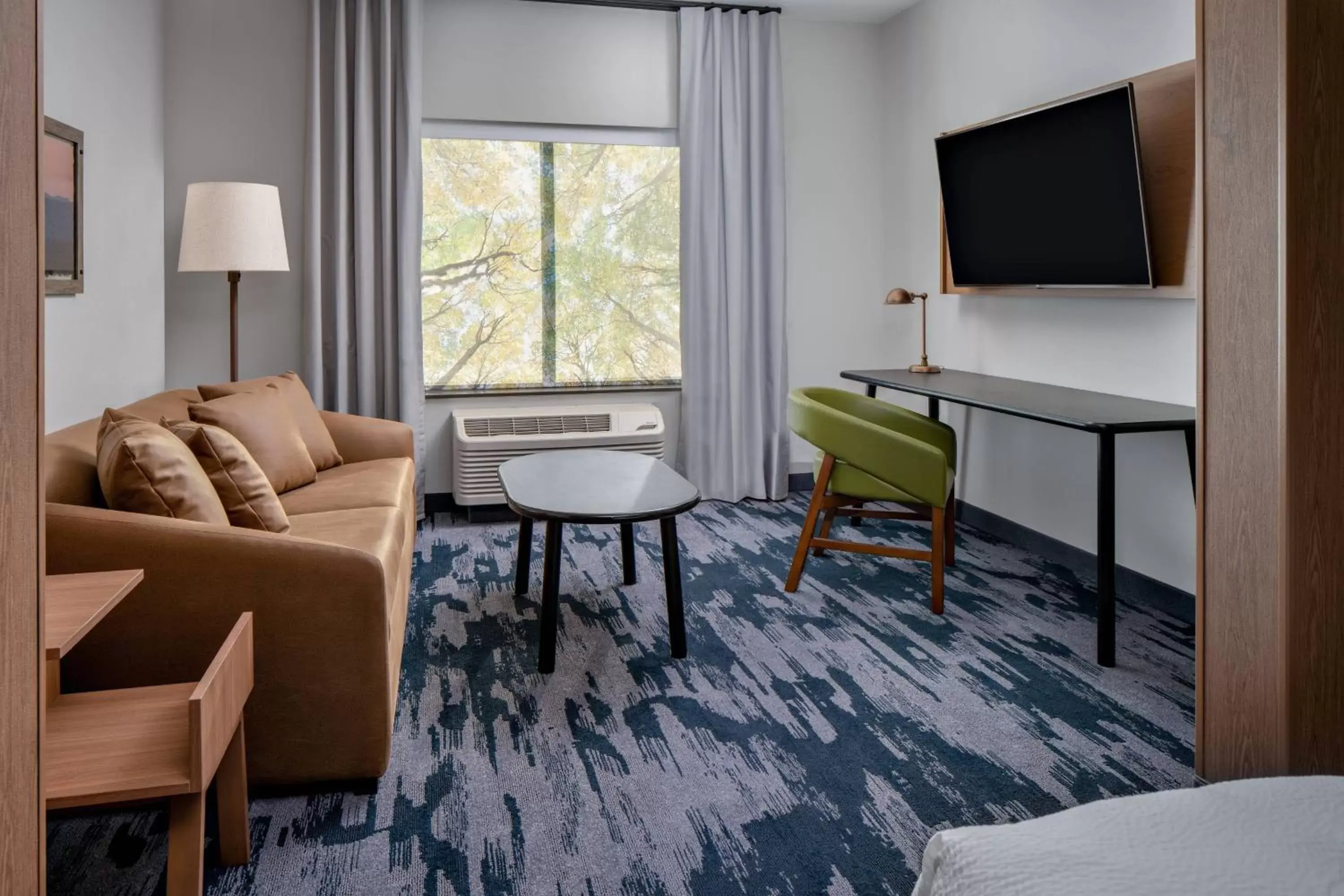 Living room, TV/Entertainment Center in Fairfield Inn & Suites by Marriott Lake Geneva