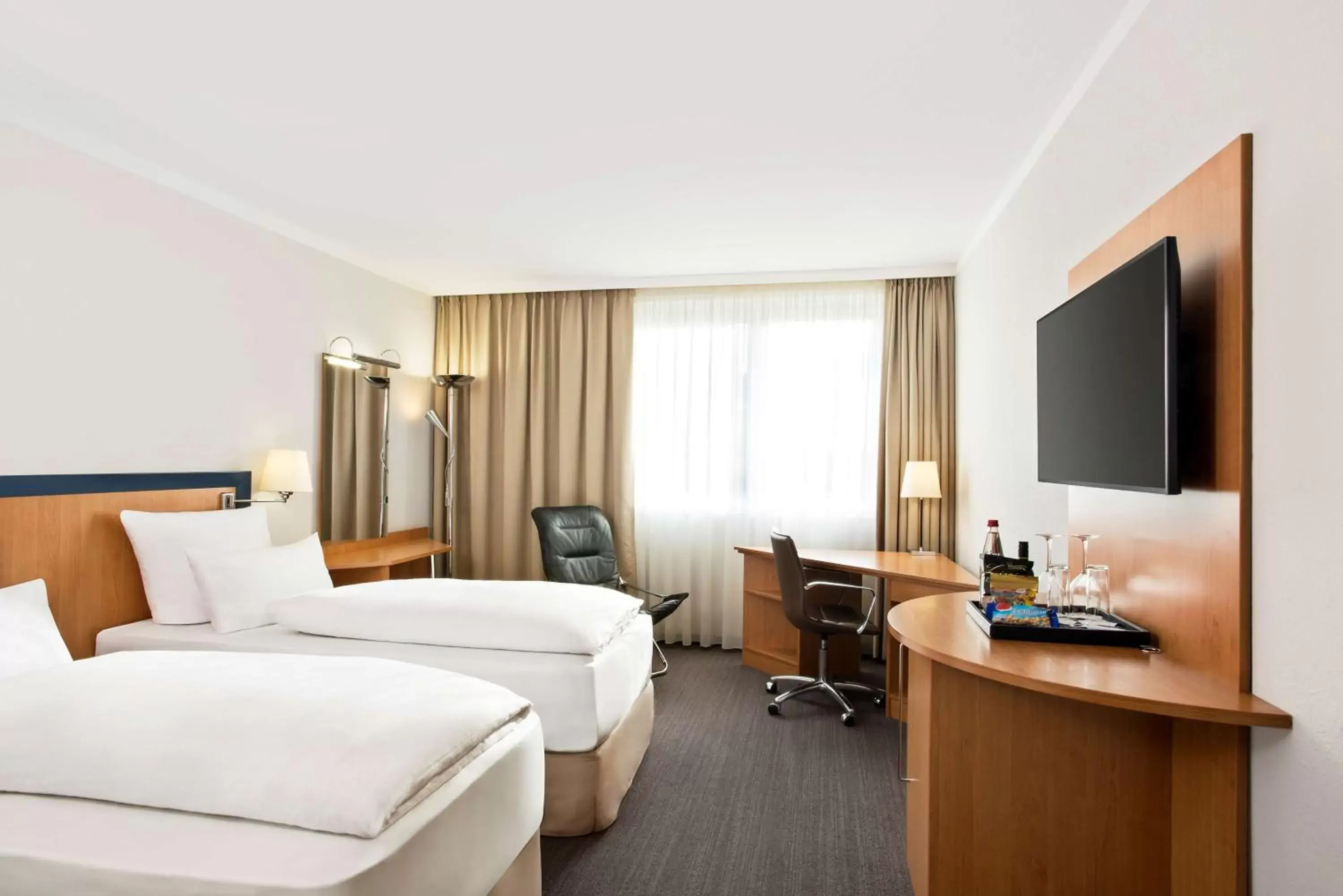 Photo of the whole room, Bed in NH Frankfurt Airport West