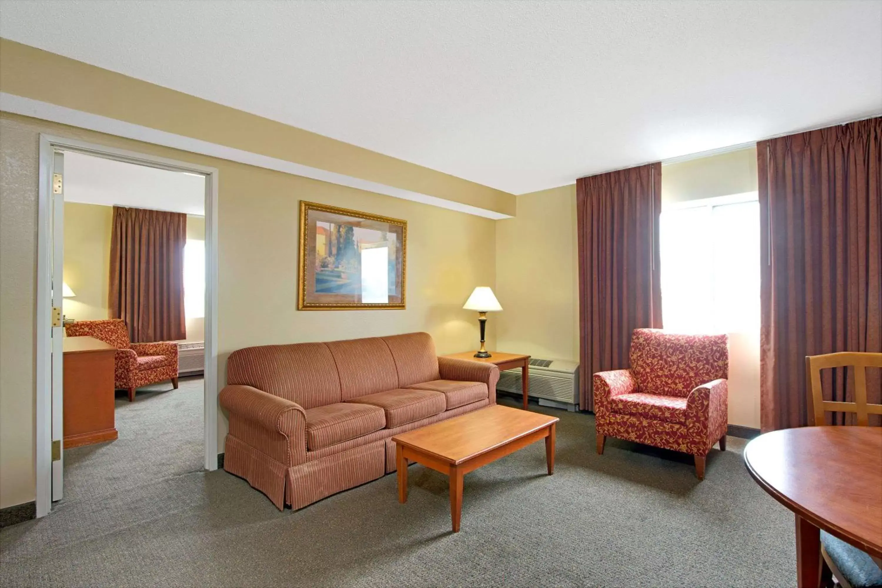 Photo of the whole room, Seating Area in Days Inn by Wyndham St. Louis/Westport MO