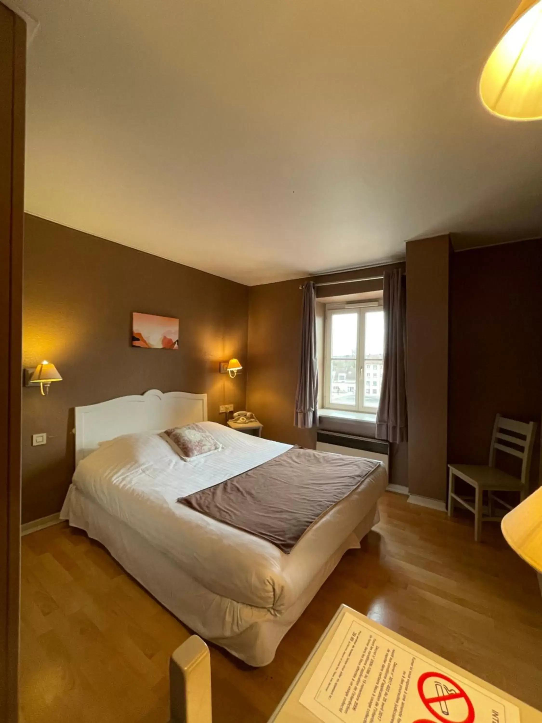 Bedroom, Bed in The Originals City, Hôtel de la Balance, Montbéliard