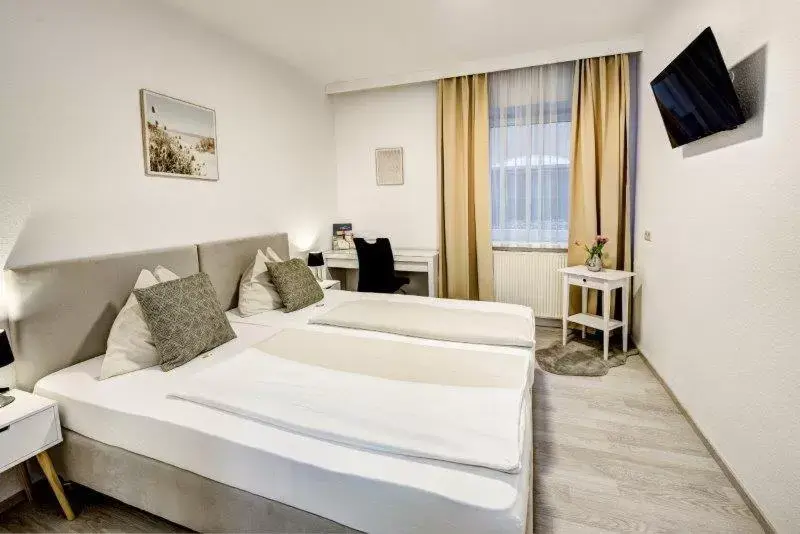 Photo of the whole room, Bed in Hotel Bayrischer Hof