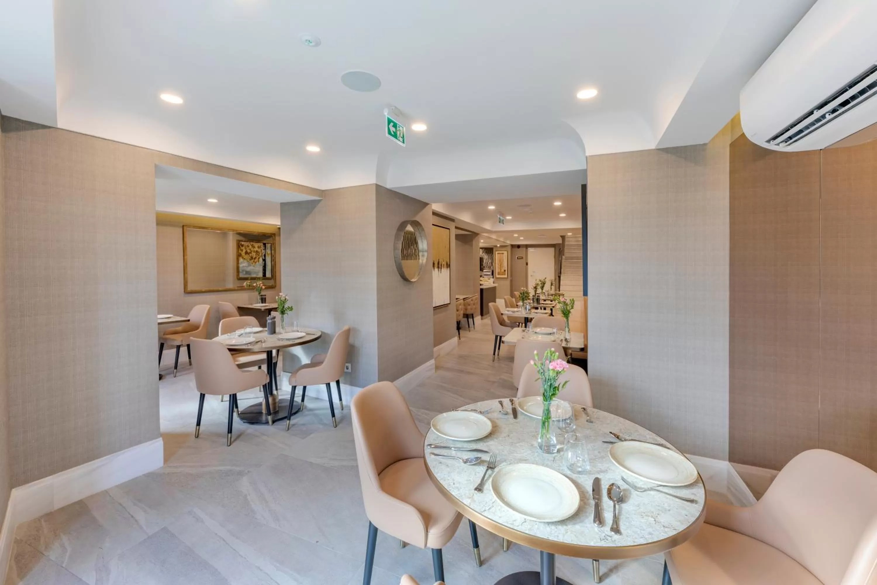 Restaurant/places to eat in Mula Hotel