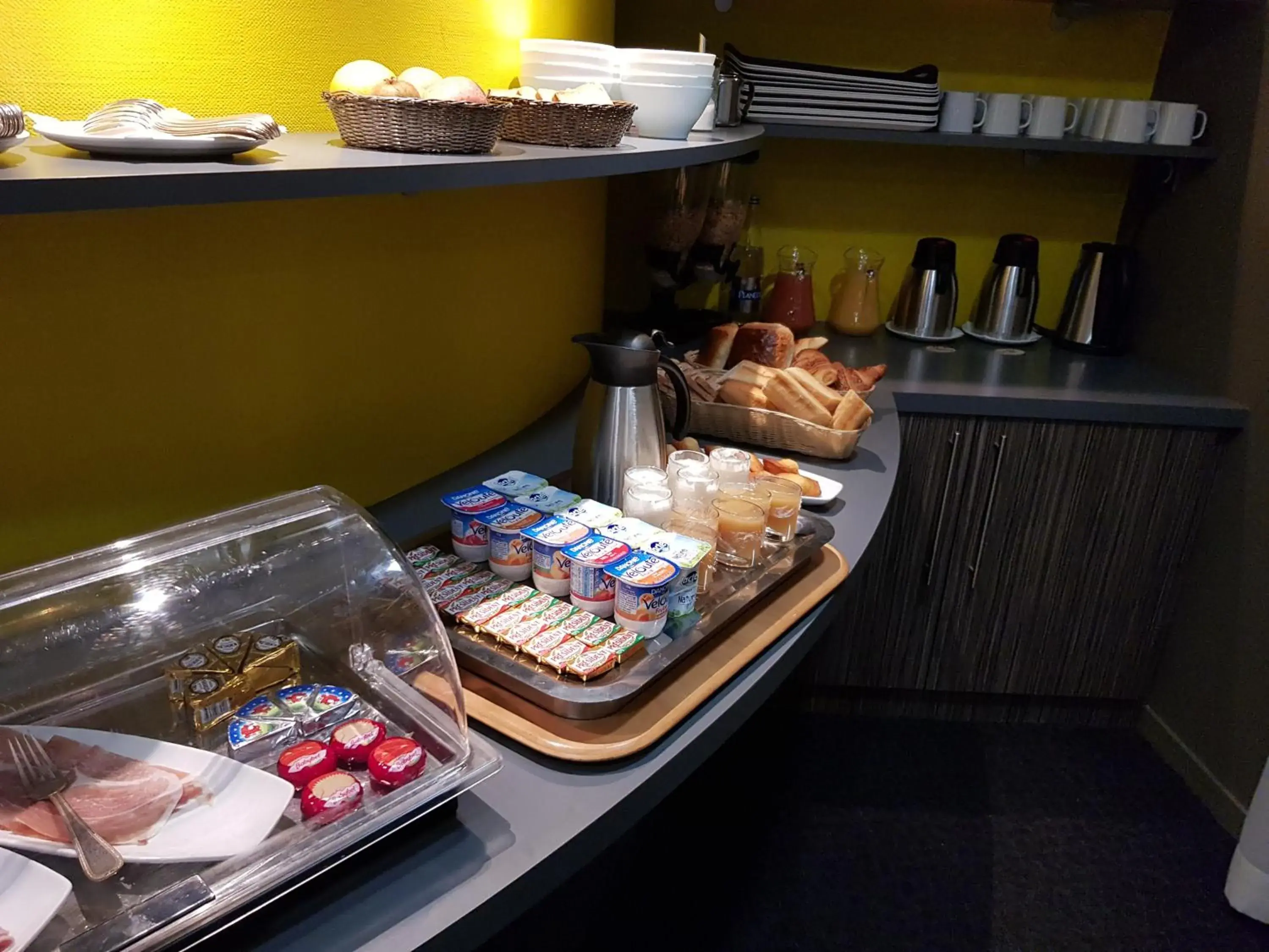 Buffet breakfast in Logis Hôtel A la Bonne Auberge Buffet breakfast in Logis Hôtel A la Bonne Auberge