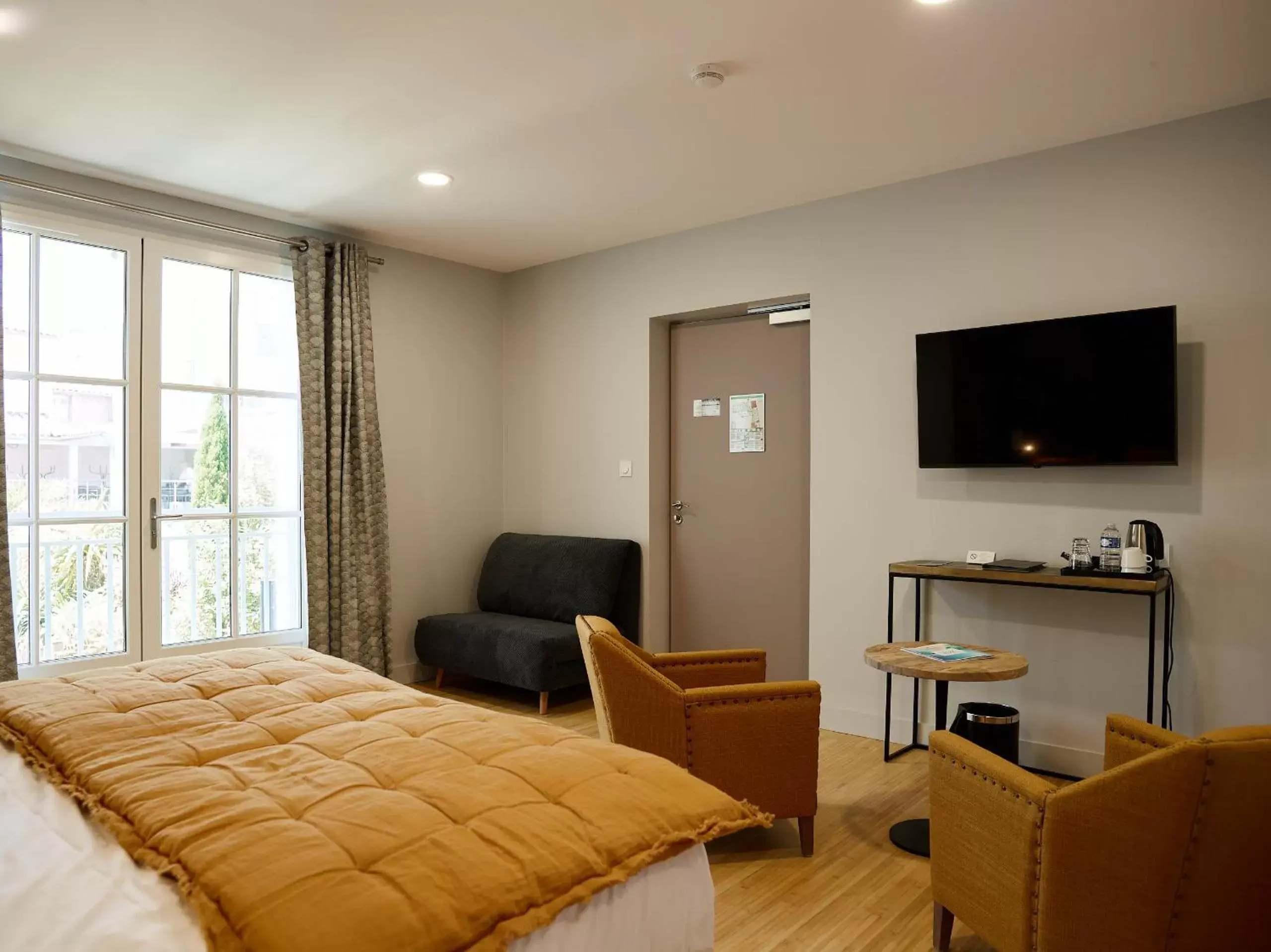 Photo of the whole room, TV/Entertainment Center in Hôtel Le Galion