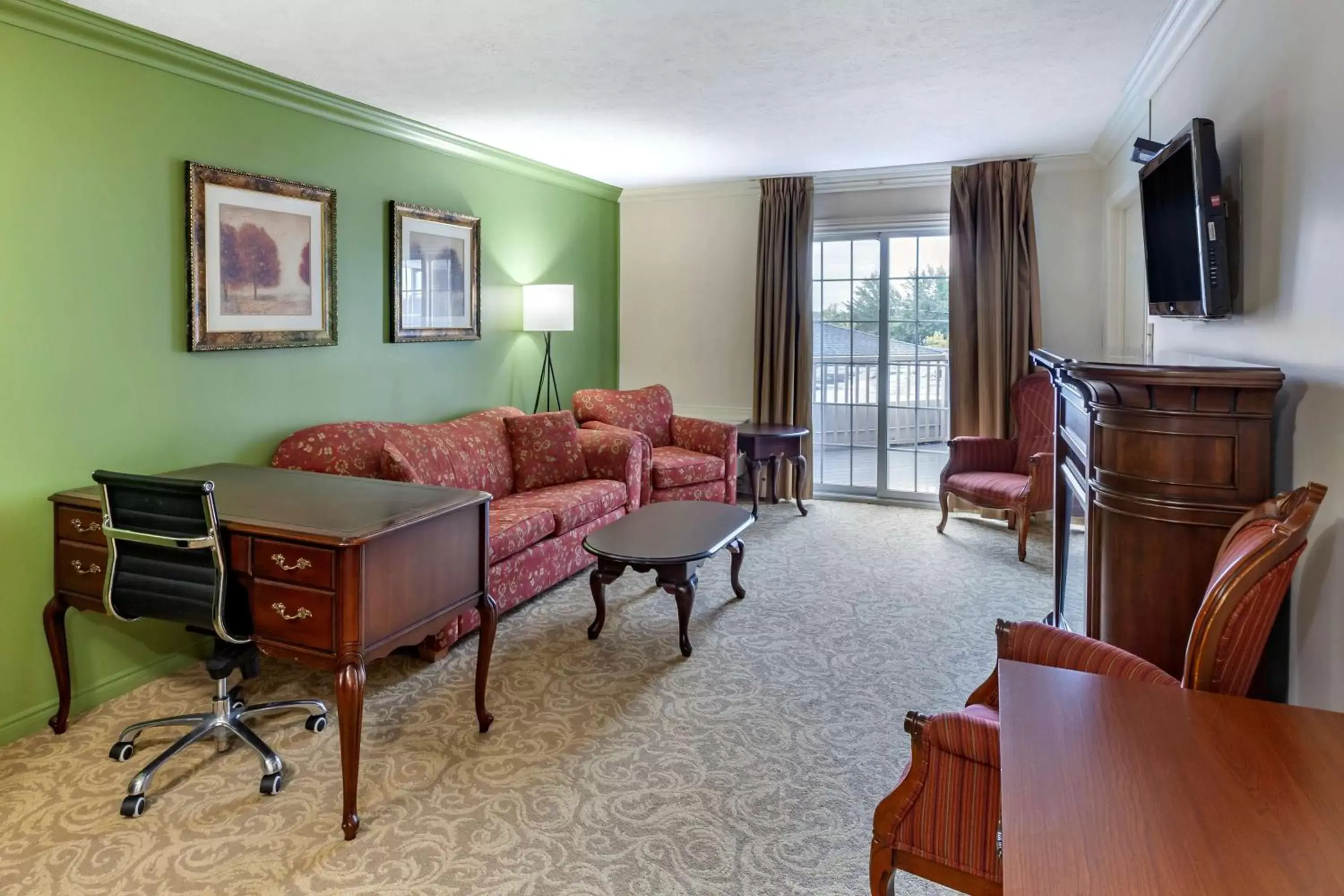 Photo of the whole room, Seating Area in SureStay Plus Hotel by Best Western Kincardine