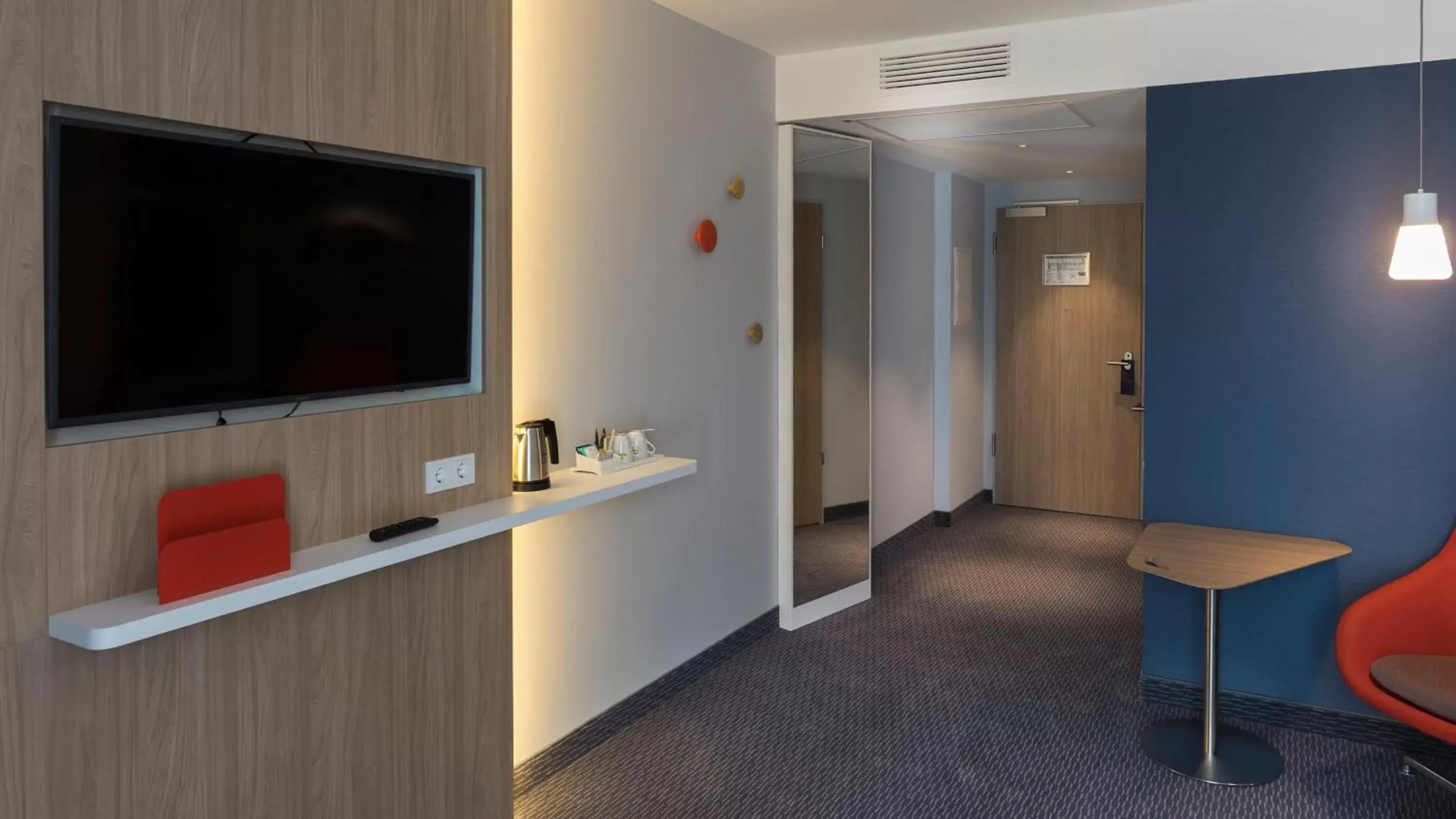 Photo of the whole room, TV/Entertainment Center in Holiday Inn Express - Wiesbaden, an IHG Hotel