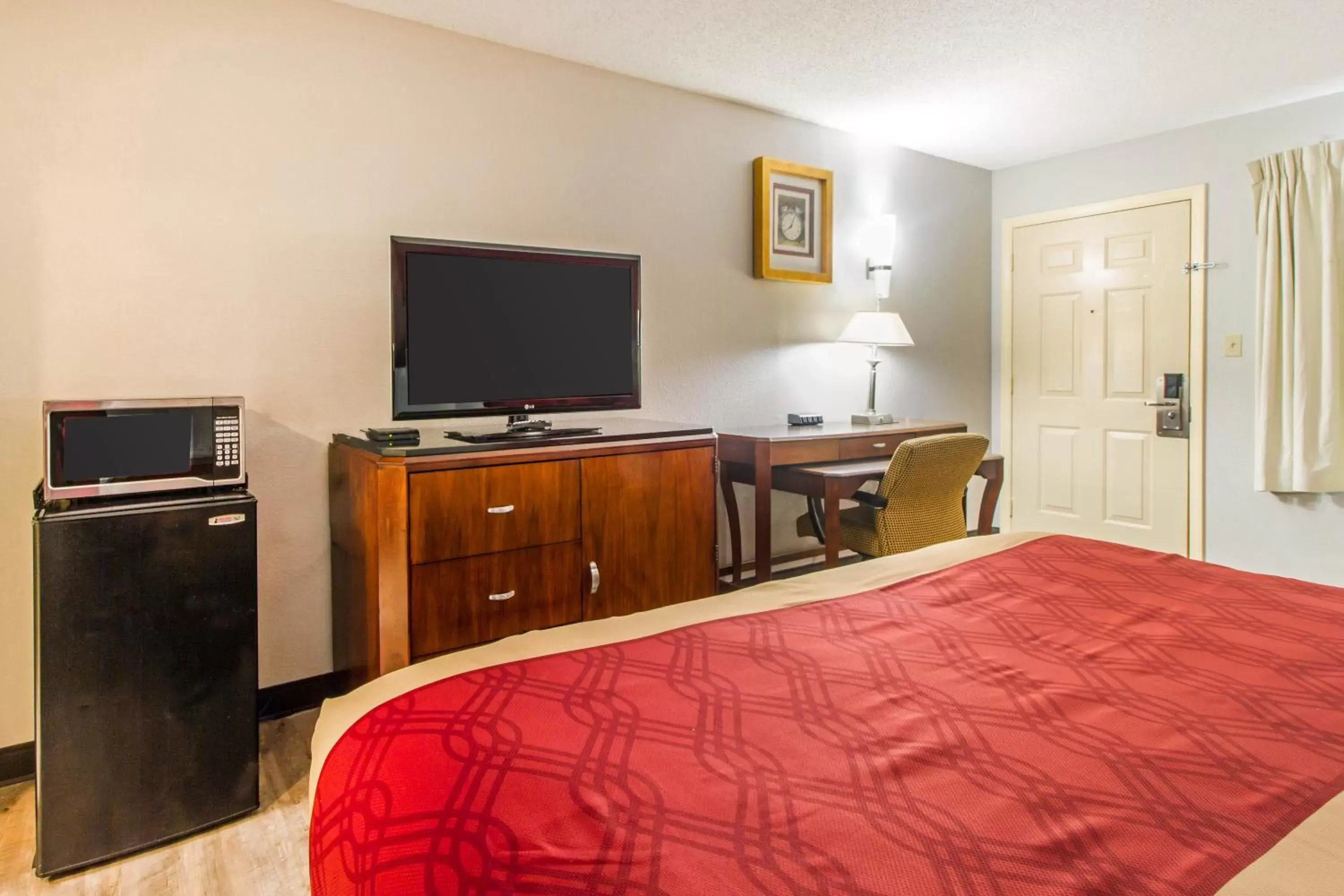 Communal lounge/ TV room, Bed in Econo Lodge - Athens