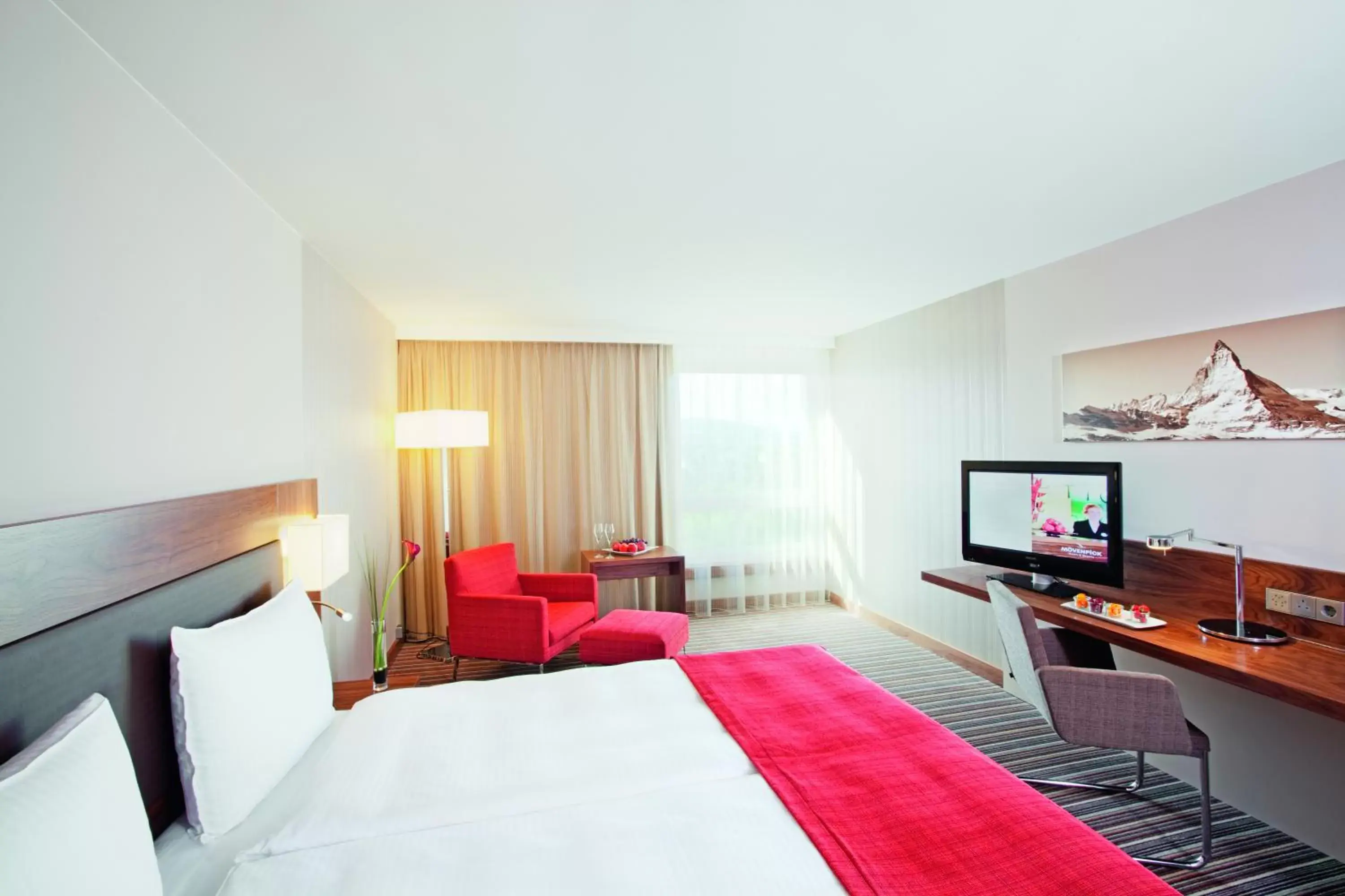 Bed, TV/Entertainment Center in Mövenpick Hotel Zurich Airport