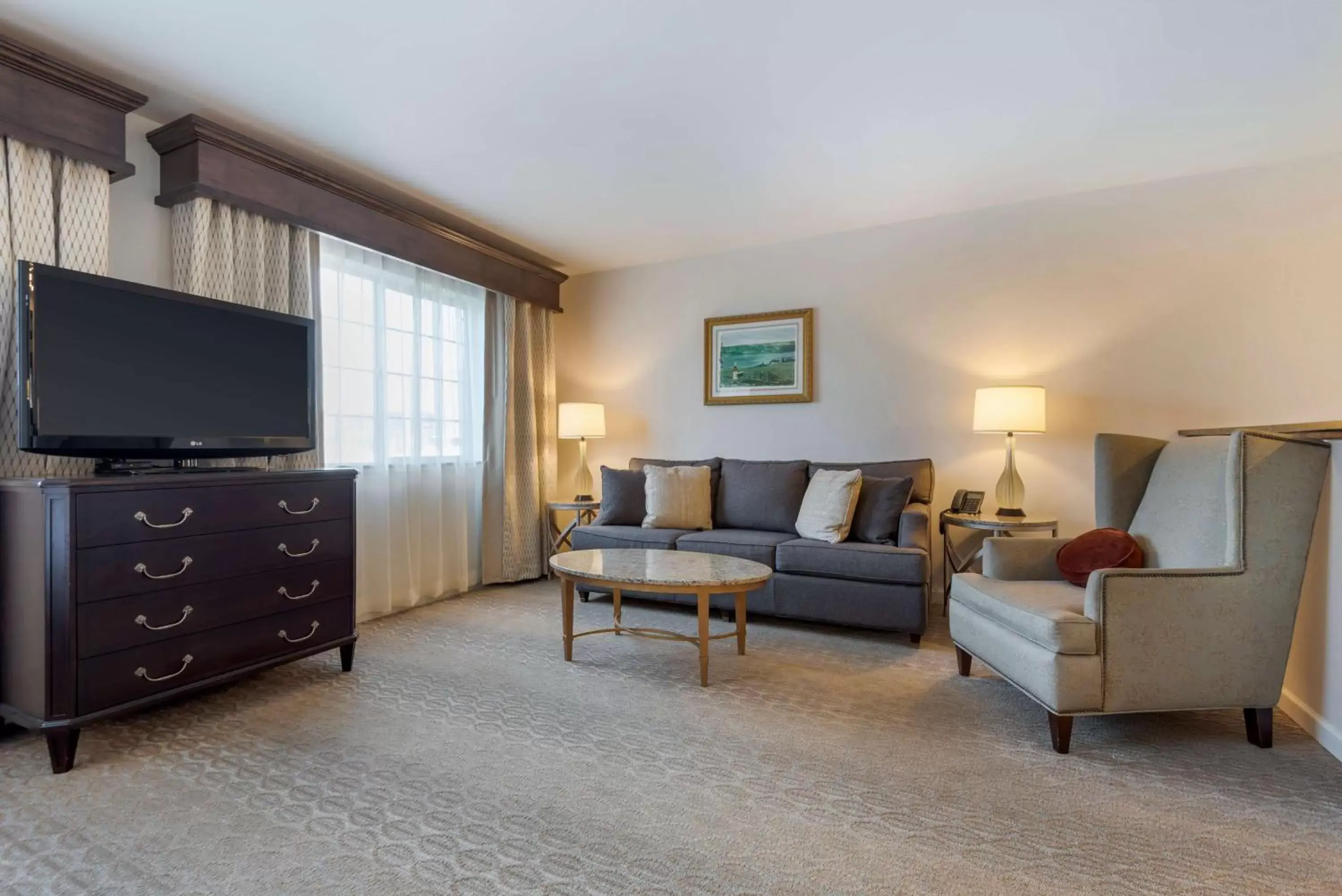 Bedroom, Seating Area in Best Western PLUS Vineyard Inn and Suites