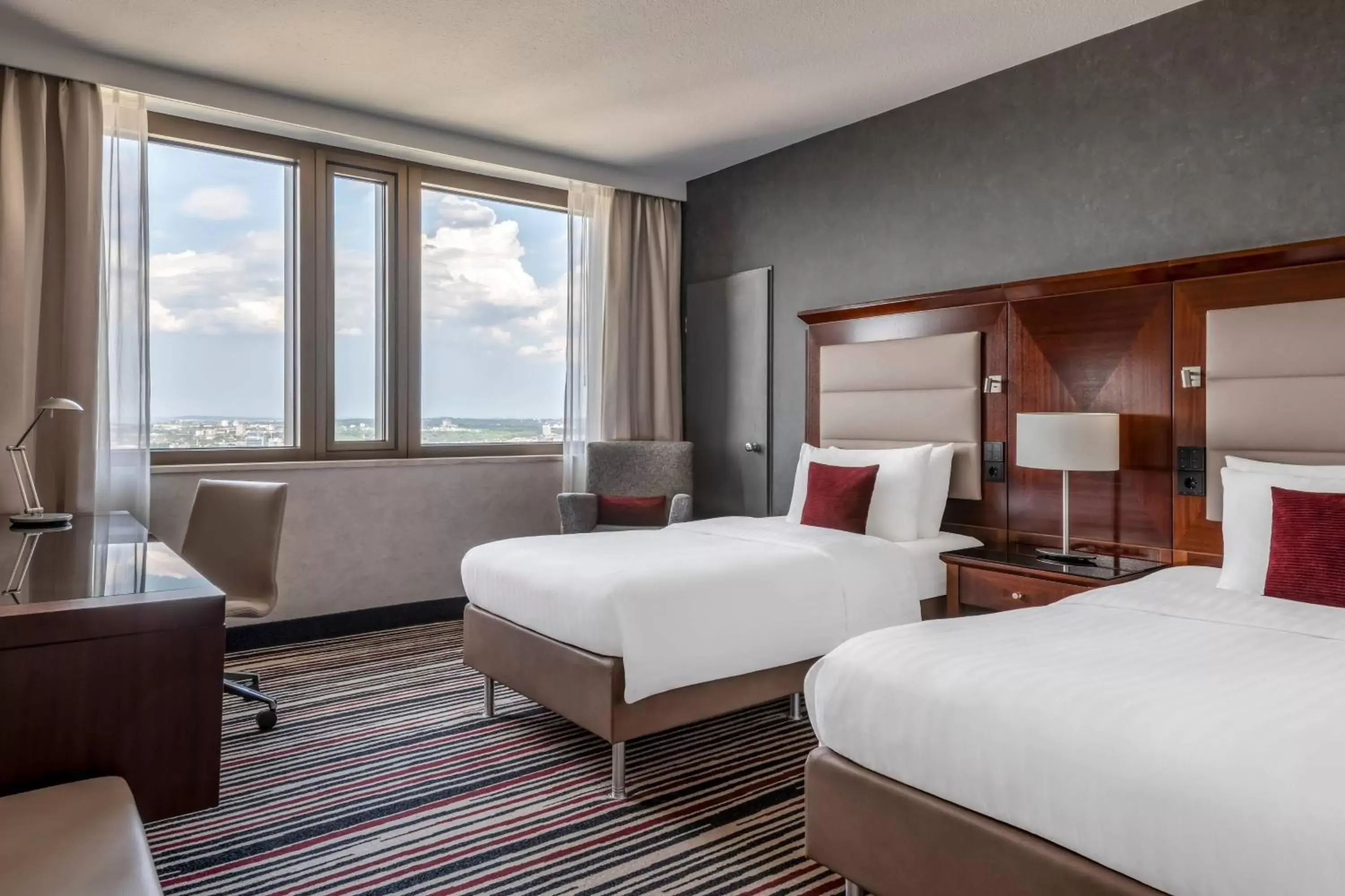 Photo of the whole room, Mountain View in Frankfurt Marriott Hotel