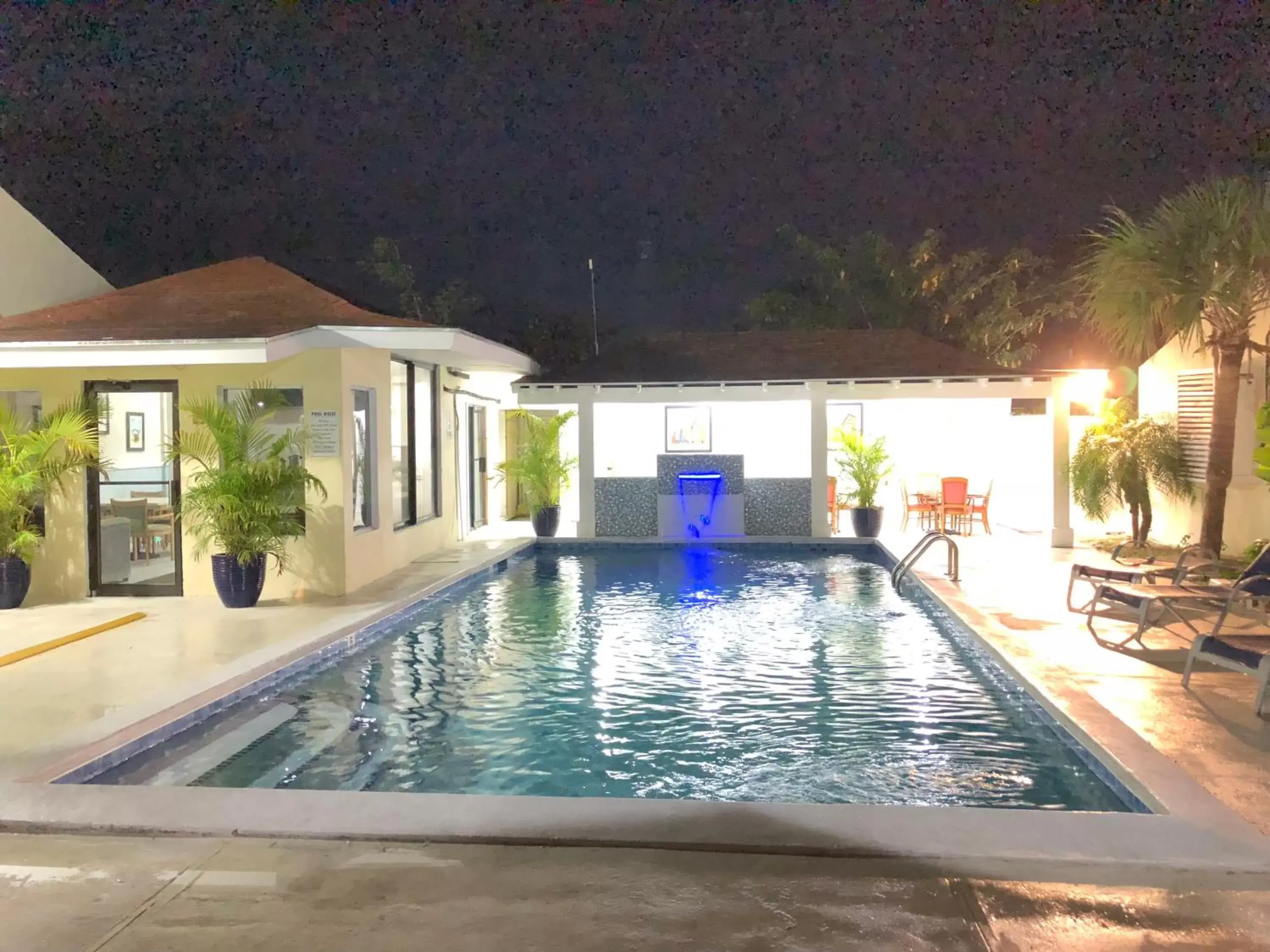 Swimming Pool in Colony Club Inn & Suites